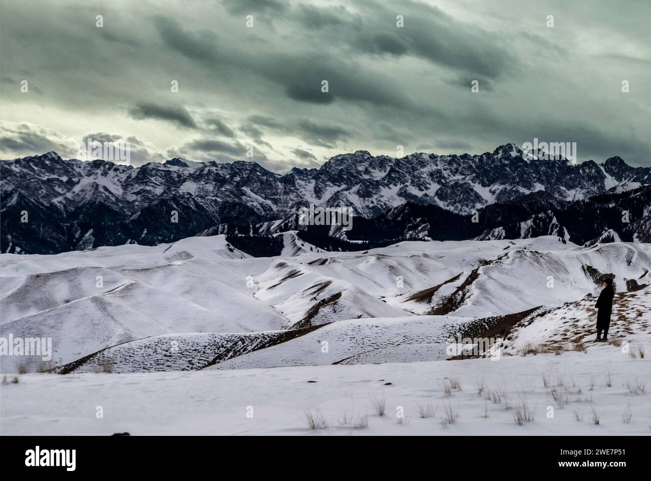 KARAMAY, CHIAN - JANUARY 25, 2023 - Tourists look at the snow scenery ...