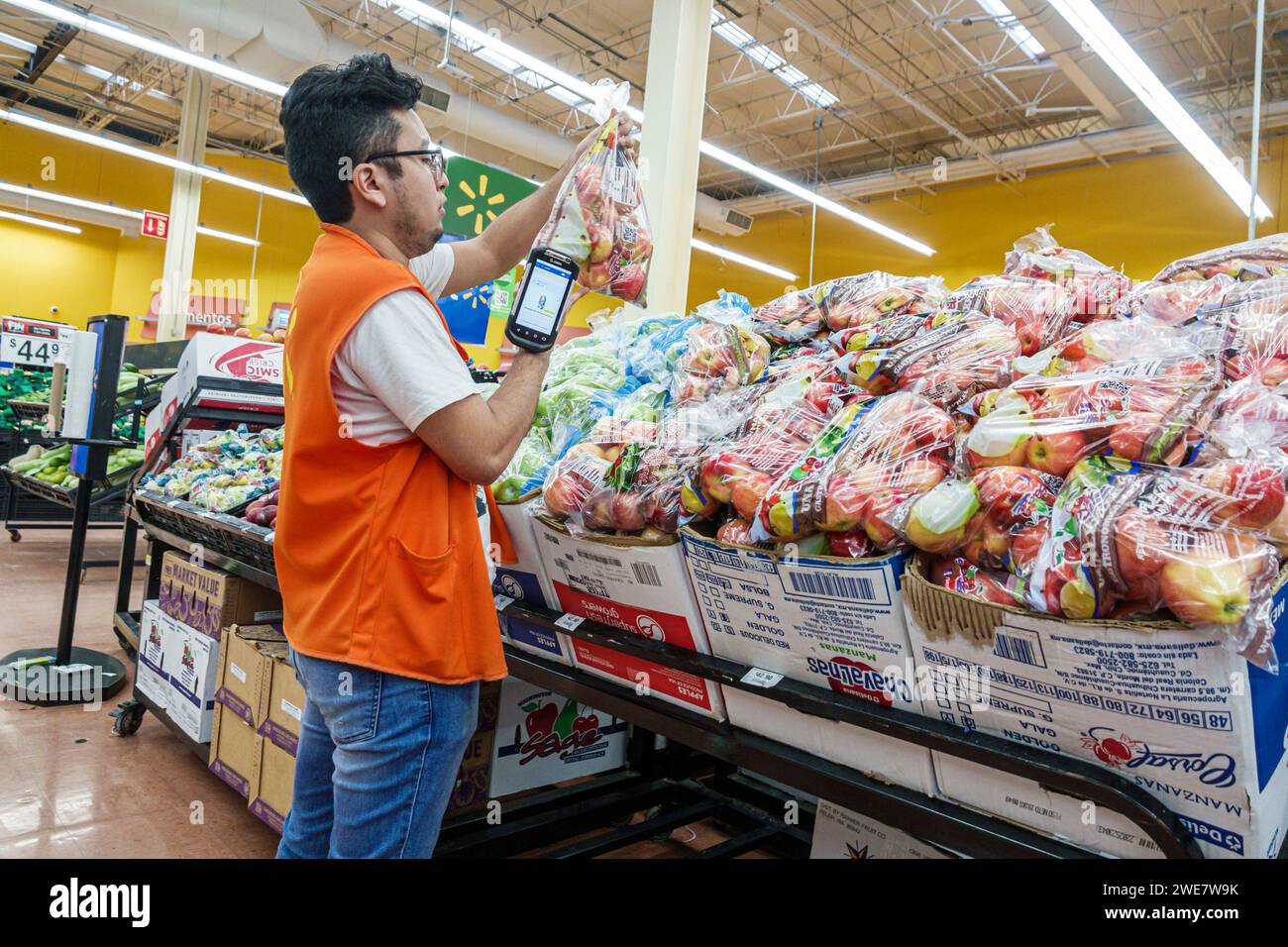 Employee scanning bagged apples hires stock photography and images Alamy