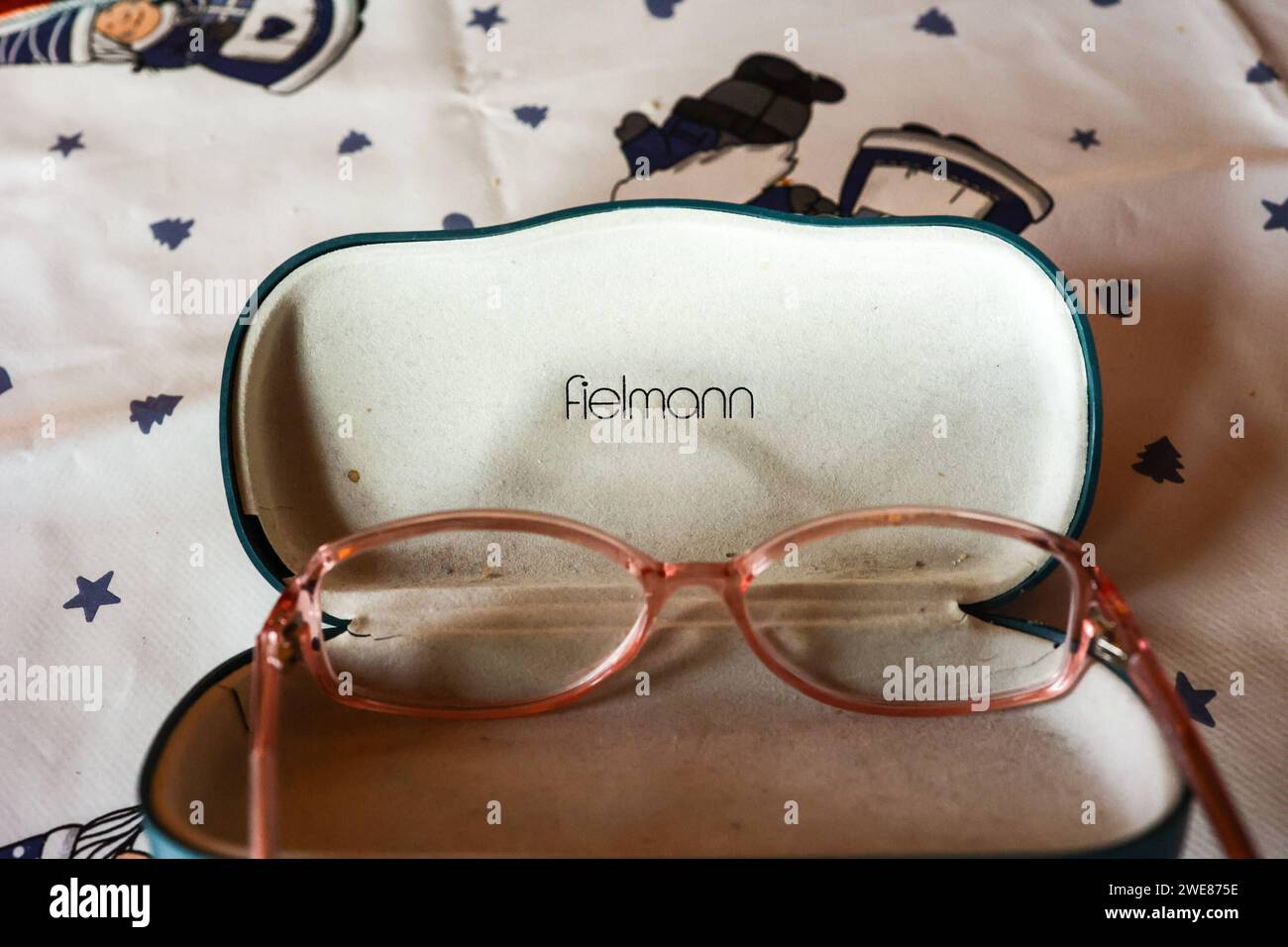 Brille in einem Fielmann Etui *** Glasses in a Fielmann case Copyright: xLobeca/RHx Stock Photo