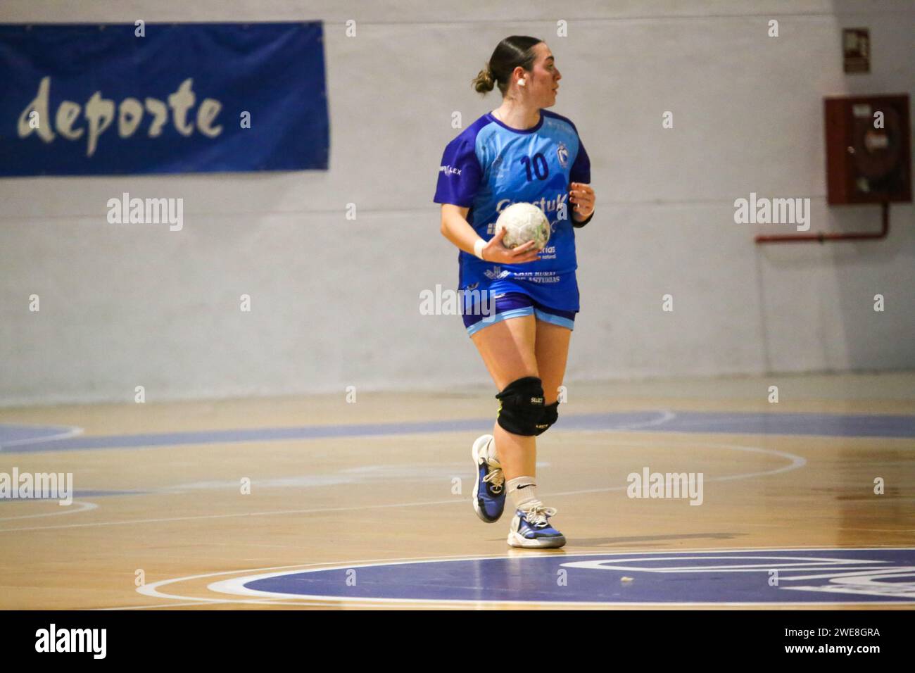 Oviedo, Spain. 23rd Jan, 2024. Lobas Global Atac Oviedo player, Teresa Rodriguez (10) with the ball during the Second phase of the XLV Copa de S.M. The Queen enters Lobas Global Atac Oviedo and Atticgo BM. Elche, on January 23, 2024, at the Florida Arena Municipal Sports Center, in Oviedo, Spain. (Photo by Alberto Brevers/Pacific Press) Credit: Pacific Press Media Production Corp./Alamy Live News Stock Photo