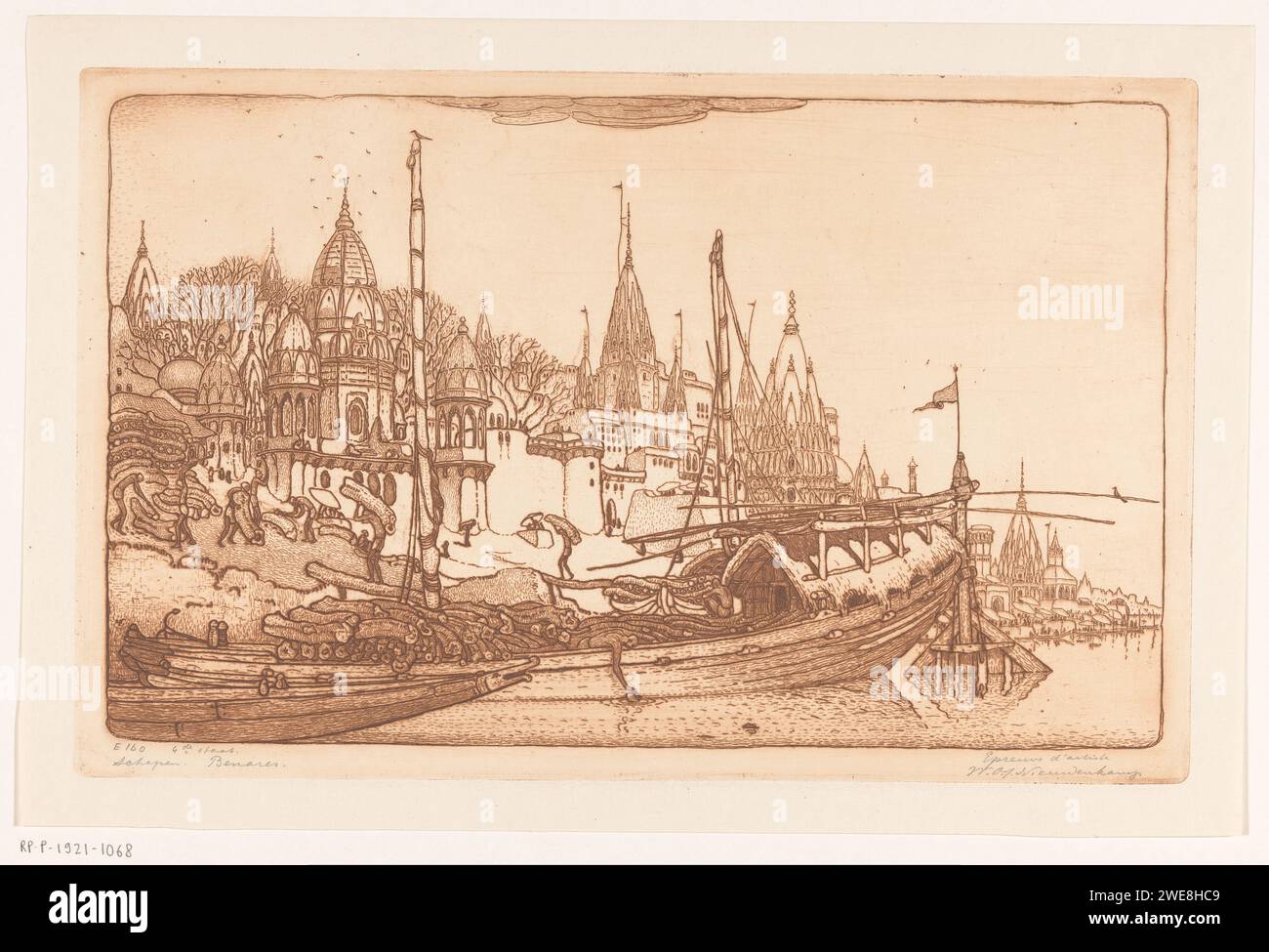 Ship with firewood on the banks of the Ganges in Benares, Wijnand Otto Jan Nieuwenkamp, 1915 print On the shore men chop the wood into pieces. A few temples and palaces in the background.  paper  river. ships (in general). woodcutting, woodcutter  forestry. city-view in general; 'veduta' Benares. Ganges Stock Photo
