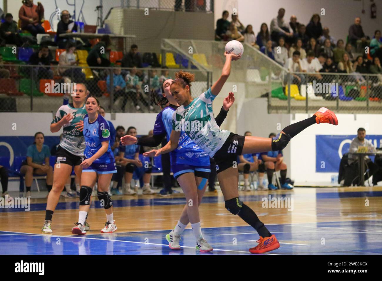 Oviedo, Asturias, Spain. 23rd Jan, 2024. Oviedo, Spain, January 23, 2024: The Atticgo BM player. Elchhe, Alexandra do Nascimiento (33, R) shoots at goal against an opponent during the Second phase of the XLV Copa de S.M. The Queen enters Lobas Global Atac Oviedo and Atticgo BM. Elche, on January 23, 2024, at the Florida Arena Municipal Sports Center, in Oviedo, Spain. (Credit Image: © Alberto Brevers/Pacific Press via ZUMA Press Wire) EDITORIAL USAGE ONLY! Not for Commercial USAGE! Stock Photo