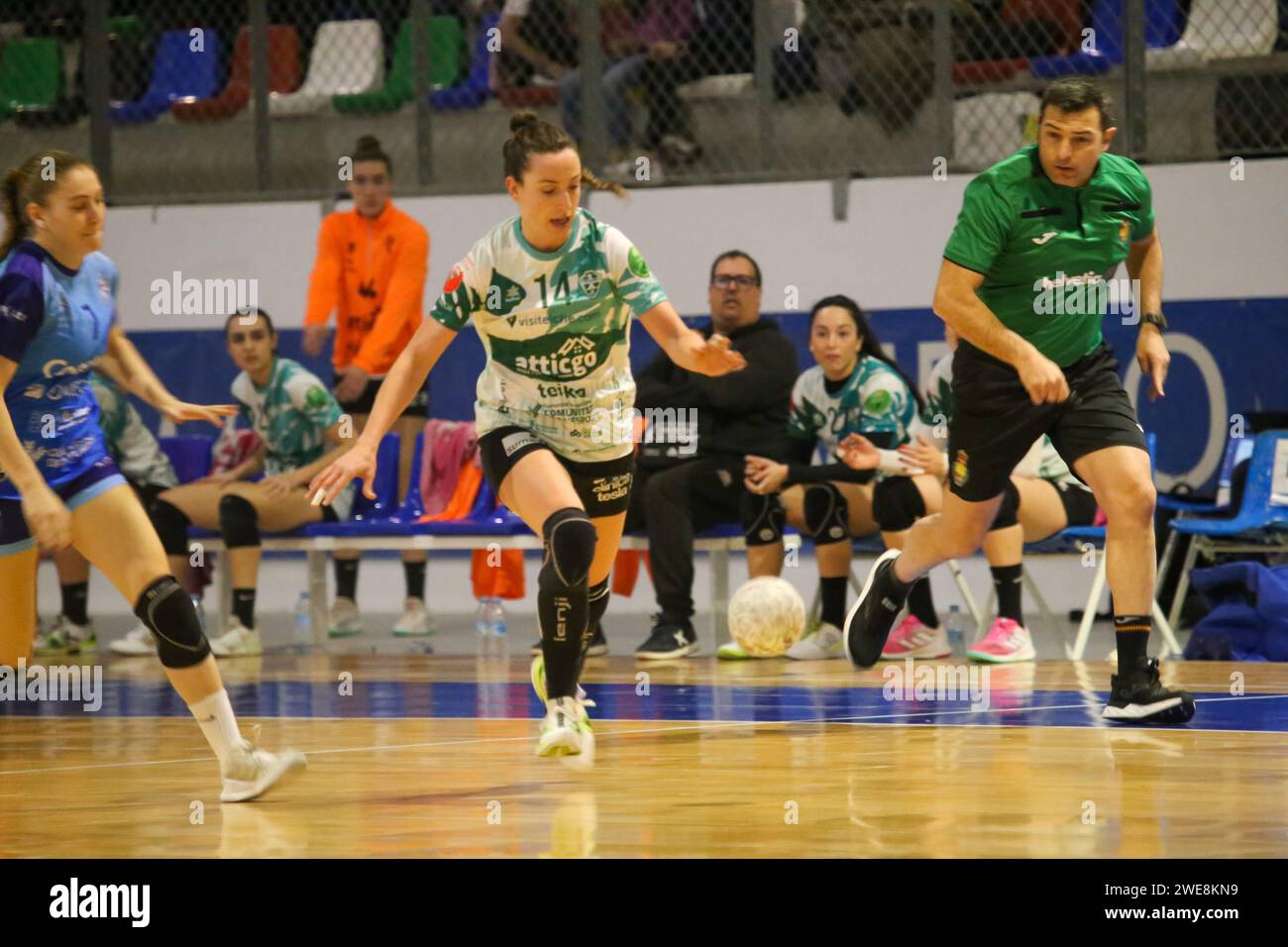 Oviedo, Asturias, Spain. 23rd Jan, 2024. Oviedo, Spain, January 23, 2024: The Atticgo BM player. Elche, Maria Flores (14, R) dribbles the ball against Miriam Cortina (7, L) during the Second phase of the XLV Copa de S.M. The Queen enters Lobas Global Atac Oviedo and Atticgo BM. Elche, on January 23, 2024, at the Florida Arena Municipal Sports Center, in Oviedo, Spain. (Credit Image: © Alberto Brevers/Pacific Press via ZUMA Press Wire) EDITORIAL USAGE ONLY! Not for Commercial USAGE! Stock Photo