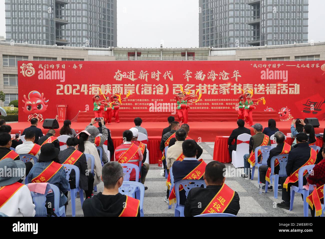 Calligraphers Write The Chinese Character Fu For People In Xiamen City   Calligraphers Write The Chinese Character Fu For People In Xiamen City Southeast Chinas Fujian Province 20 January 2024 2WE8RYD 