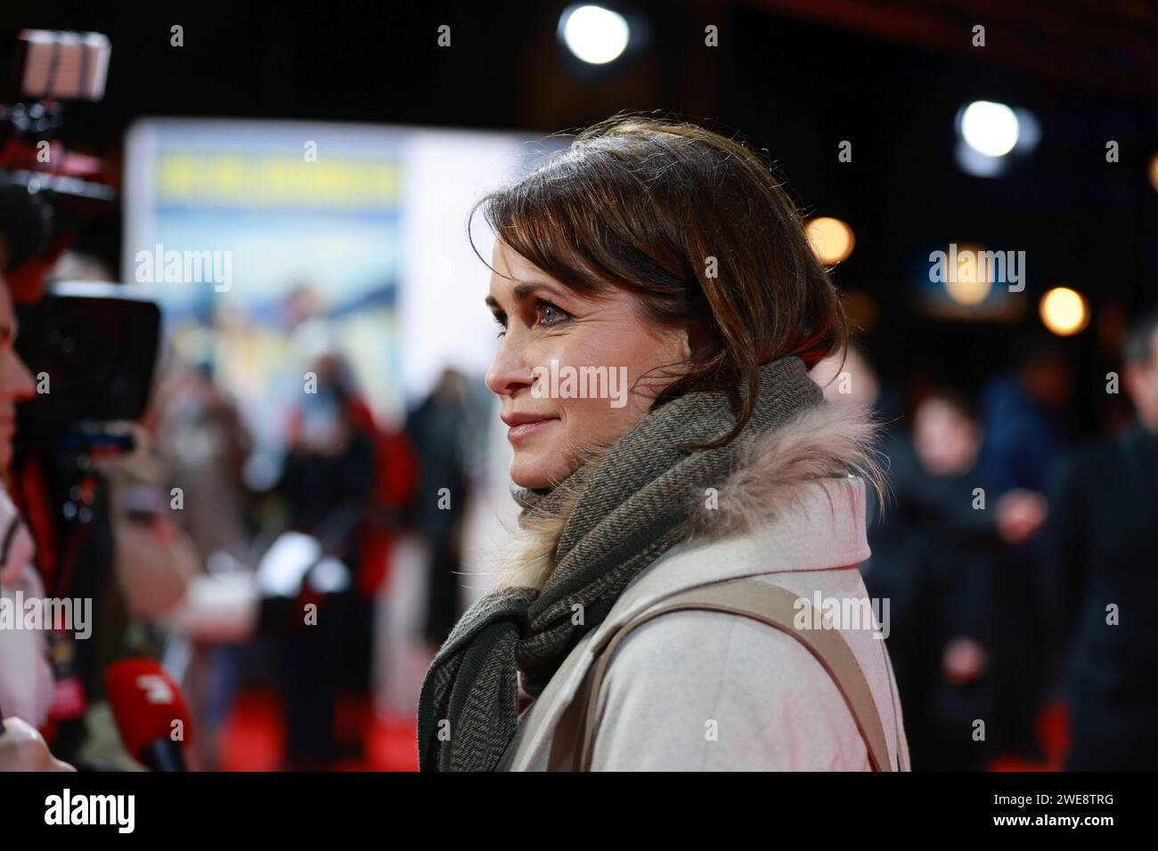 Berlin, Germany. 23rd Jan, 2024. Berlin: World premiere of 'Eine Million Minuten” at the Zoopalast. The photo shows actress Anja Kling on the red carpet shortly before the world premiere of the film 'A Million Minutes' in front of the Zoopalast. (Photo by Simone Kuhlmey/Pacific Press) Credit: Pacific Press Media Production Corp./Alamy Live News Stock Photo