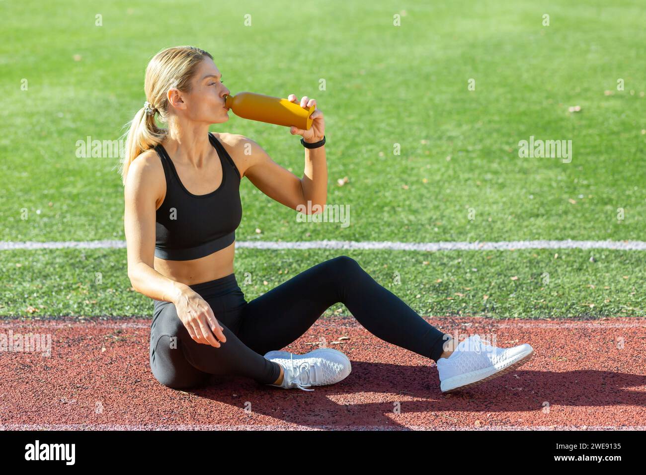 Athlete drinking sports drink hi-res stock photography and images - Alamy