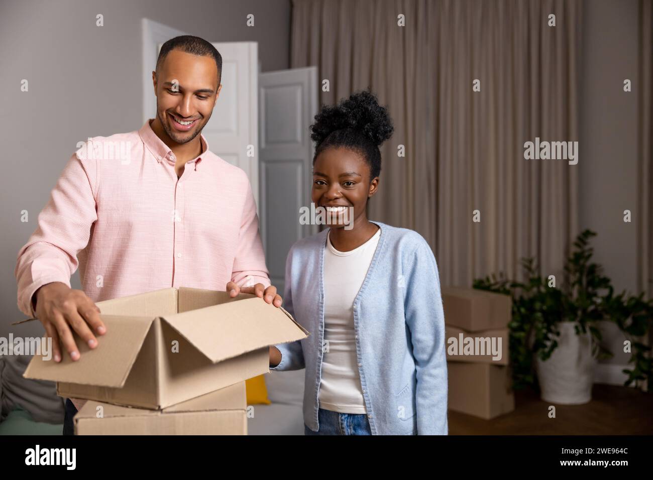People Holding Box Spouses holding moving boxes hi-res stock photography and images - Alamy