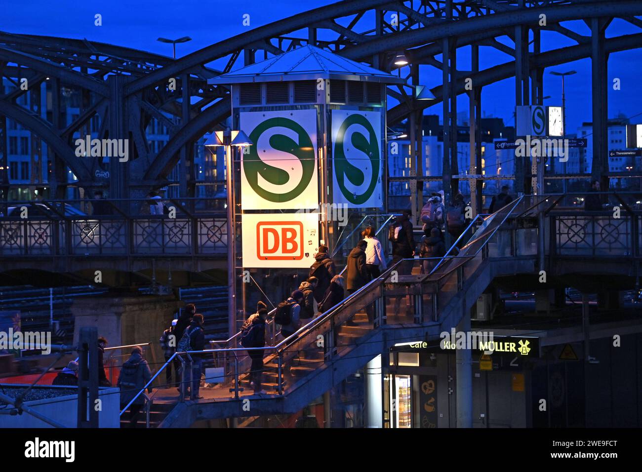 Streik der gdl am 24 01 2024 in muenchen s bahn zug an der s bahn