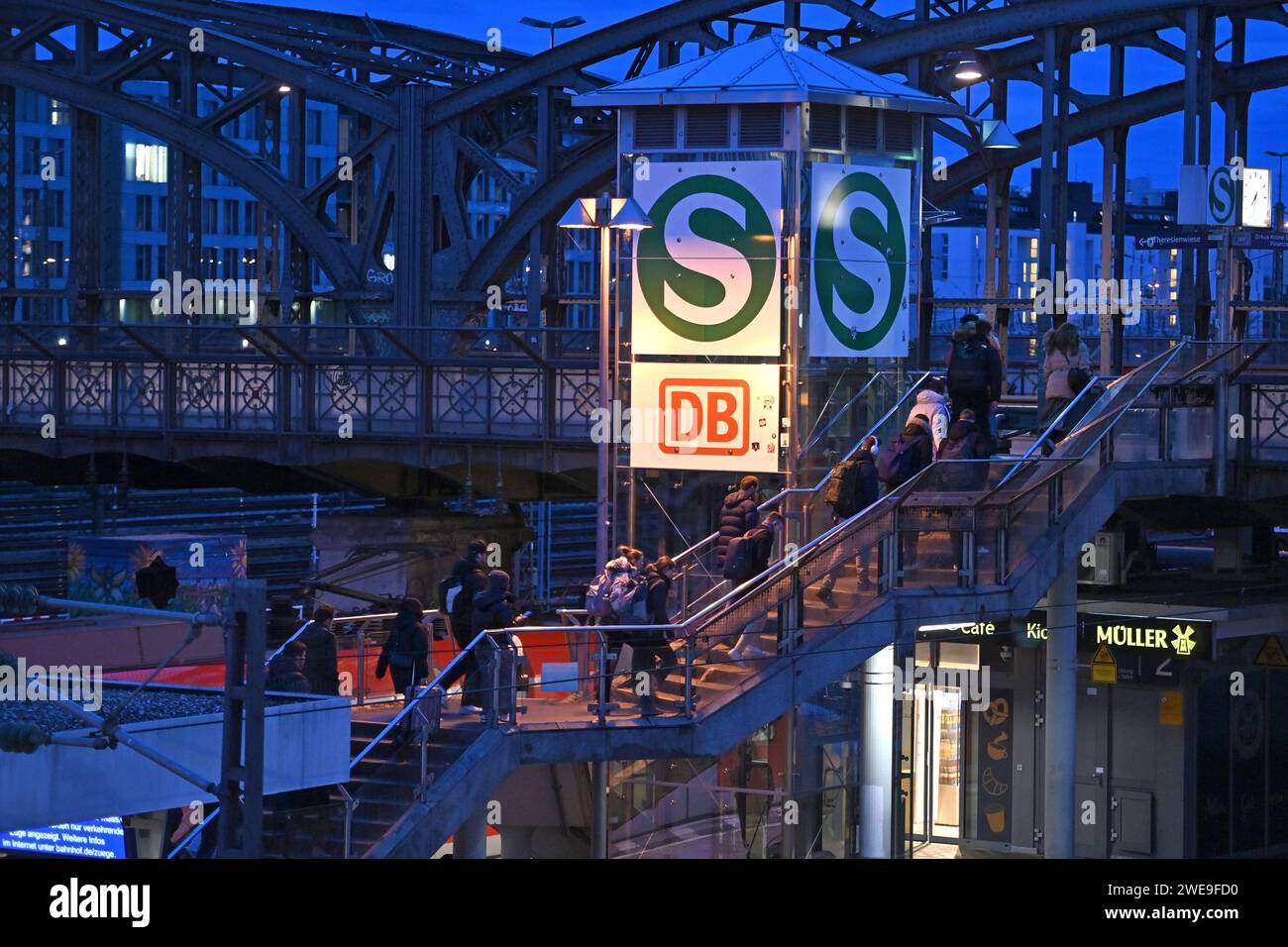 Streik der gdl am 24 01 2024 in muenchen s bahn zug an der s bahn