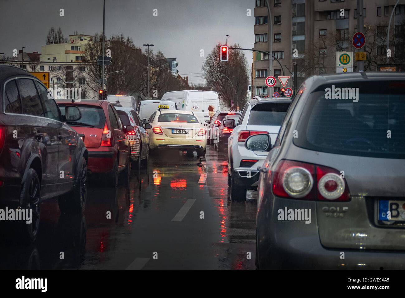 Berlin Straßenverkehr, Verkehr Schwedenstraße / Osloer Straße in Gesundbrunnen 24.01.2024