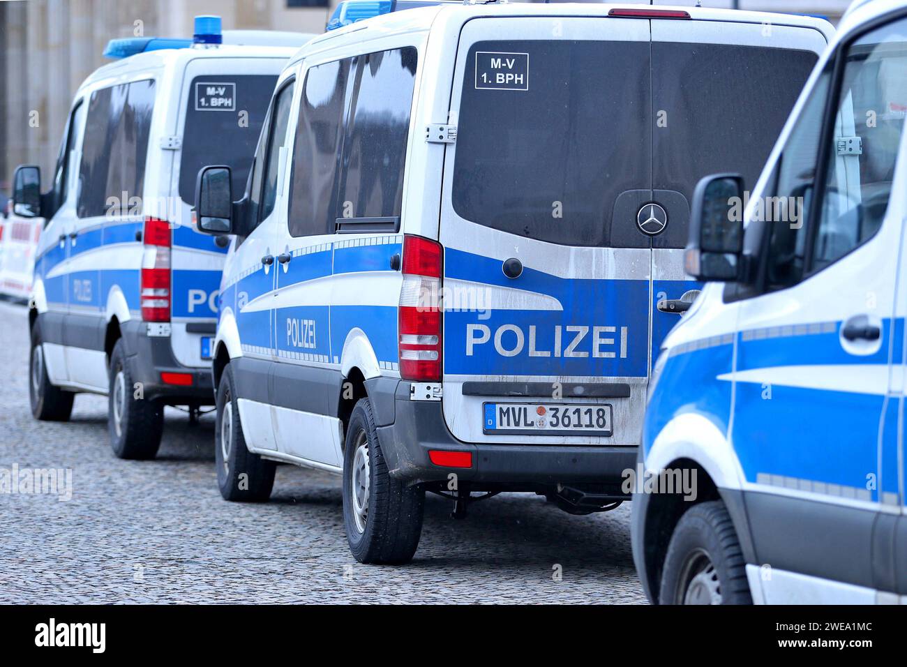 15.01.2023, Berlin, Polizeieinsatz in Berlin. Einsatzfahrzeug der Polizeibereitschaft stehen in einer Berliner Straße. Nordrhein-Westfalen Deutschland *** 15 01 2023, Berlin, Police operation in Berlin Police emergency vehicle standing in a Berlin street North Rhine-Westphalia Germany Stock Photo