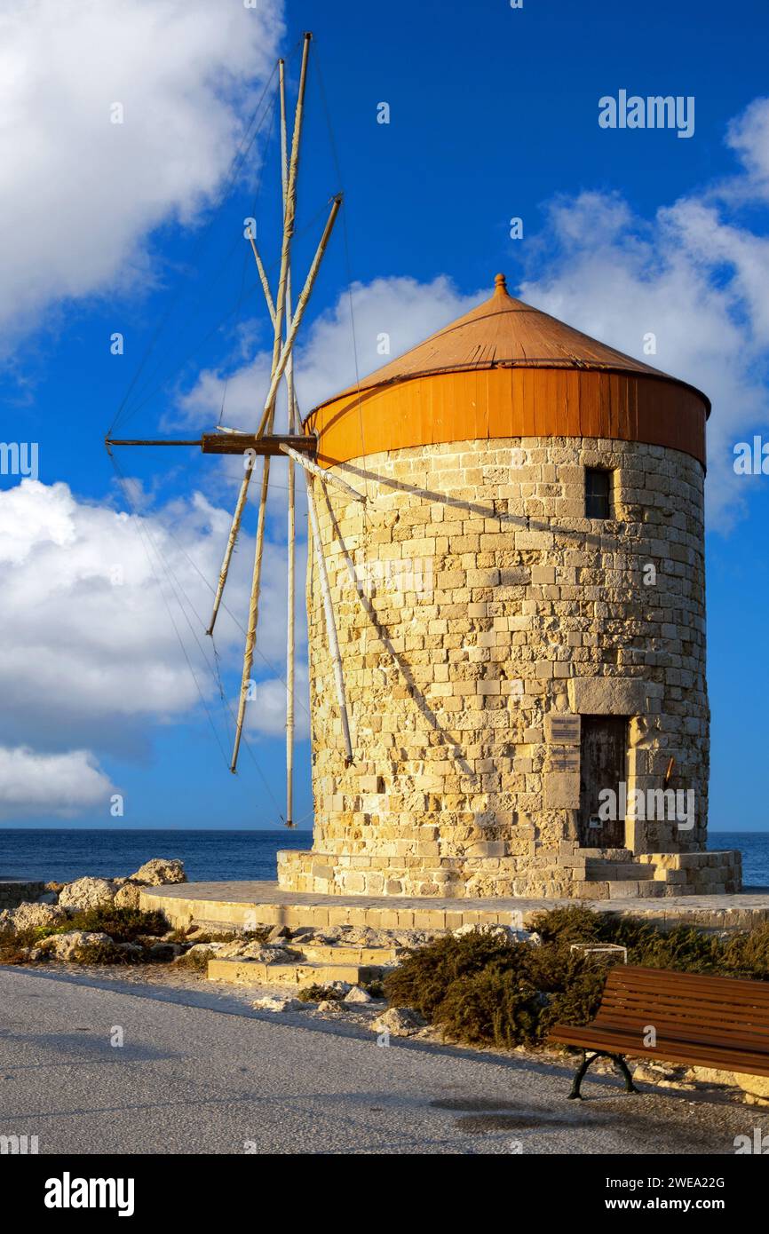 Blick auf die Windmühlen von Rhodos bei Sonnenuntergang, Alte Stadt ...