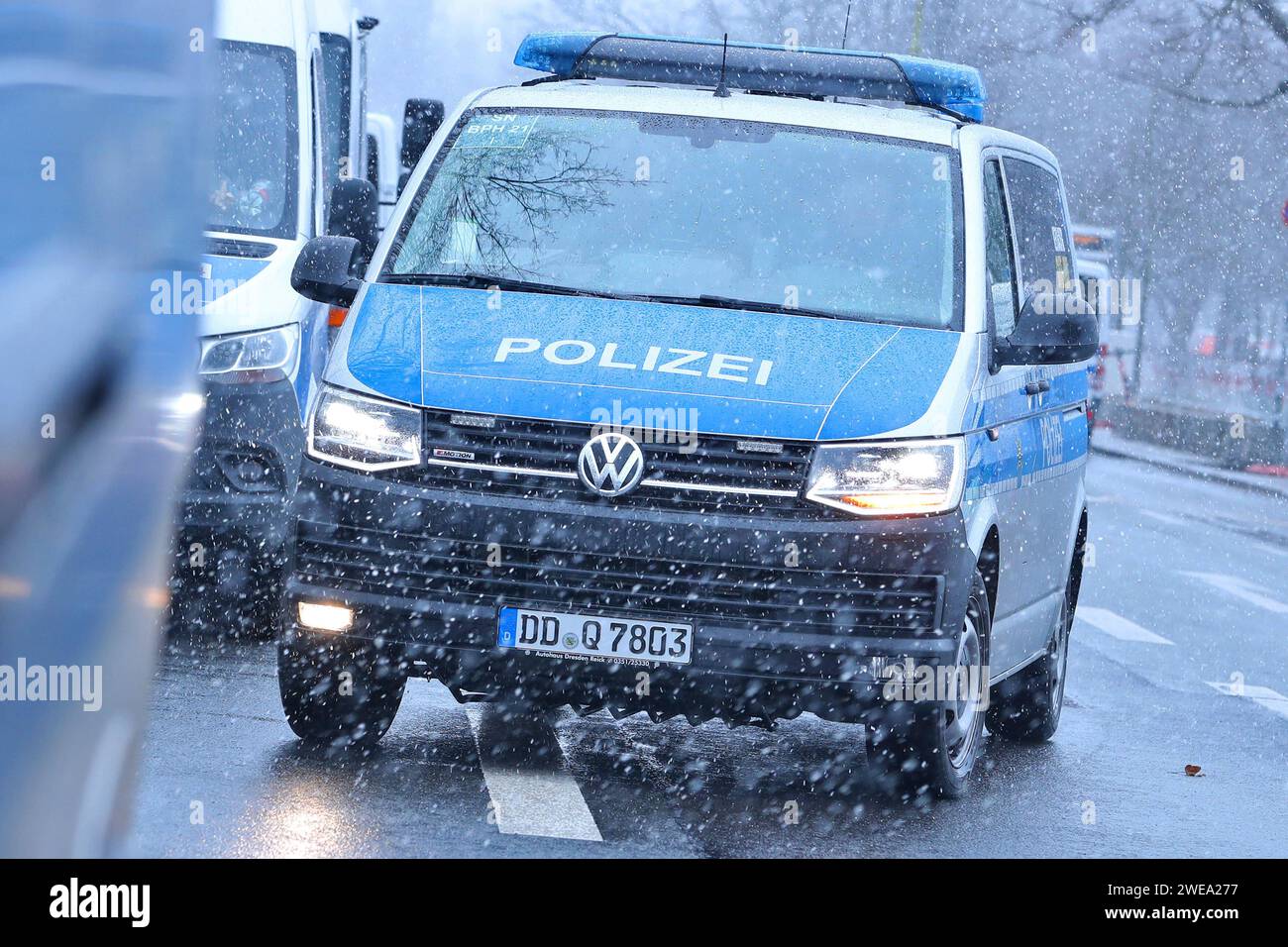 15.01.2023, Berlin, Polizeieinsatz in Berlin. Ein Polizeifahrzeug auf Einsatzfahrt im Schnee. Nordrhein-Westfalen Deutschland *** 15 01 2023, Berlin, Police operation in Berlin A police vehicle on a mission in the snow North Rhine-Westphalia Germany Stock Photo