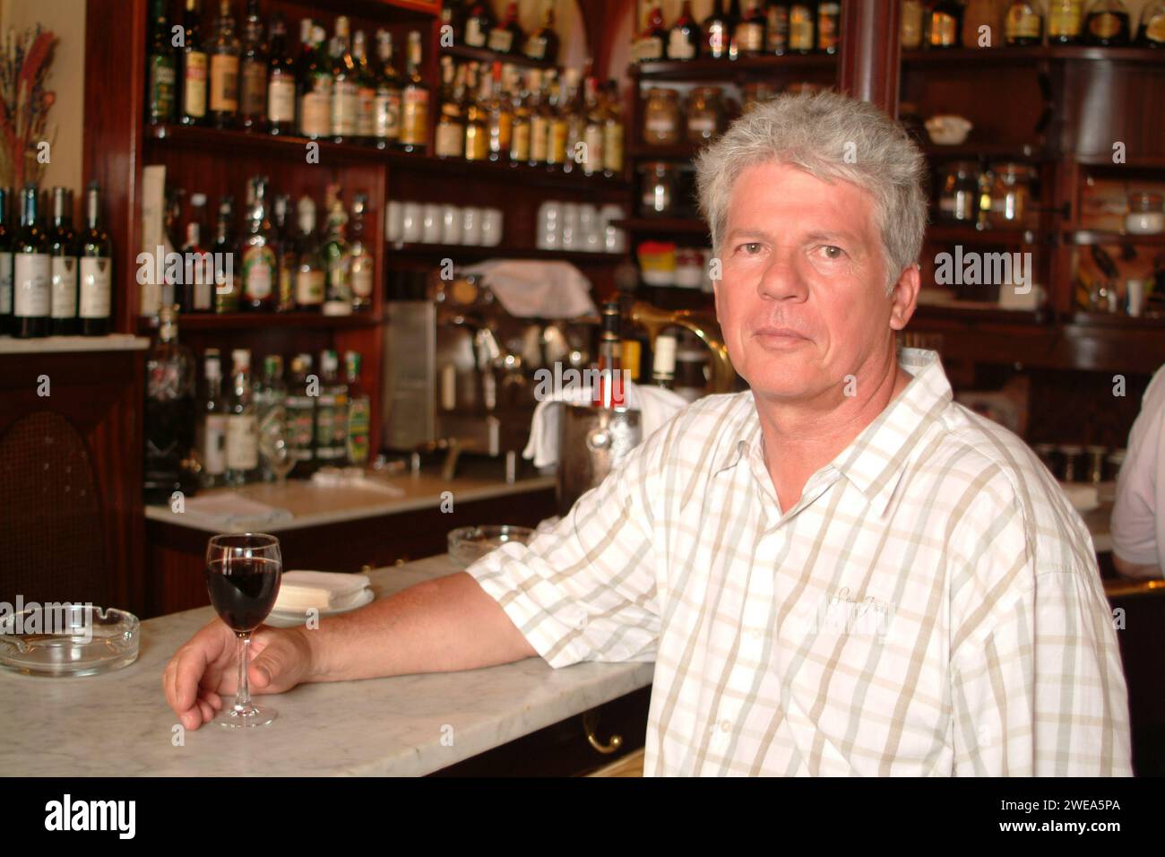 Fotosession mit dem deutschen Musikproduzenten Thomas M. Stein in einer Bar, Spanien Mallorca 2003. Stock Photo