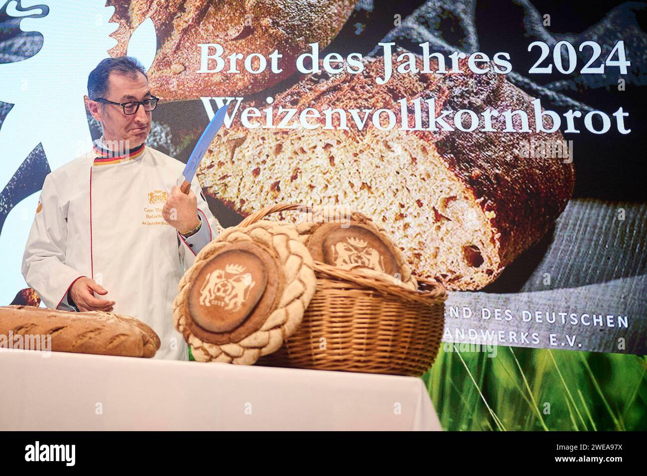 Berlin, Anschnitt des Brots des Jahres 2024 durch Özdemir Anschnitt