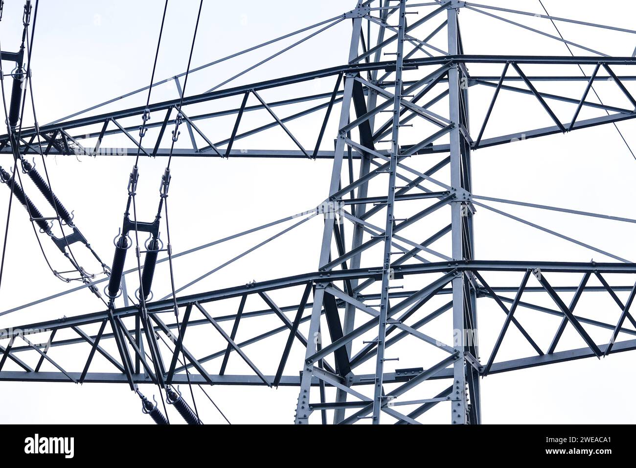 Düsseldorf 24.01.2024 Strommast Freileitungsmast Hochspannungsmast Miete Mietkosten Mietnebenkosten Nebenkosten Wohnen Wohnung Mieterhöhung Wohnfläche Energiebedarf Stromkostenabrechnung Betriebskosten Steuern Finanzamt Einkommenssteuererklärung Steuererklärung Betriebsausgaben Werbungskosten Klimaschutzgesetz CO2-Abgabe CO2-Preis energetische Sanierung Bundesumweltministerium Mieter Vermieter grüner Öko-Strom Elektrizität Hochspannung E-Smog Elektrosmog Wohngebiet Stromkosten Stromrechnung Stromvergütung Netztransparenz Stromtarife Strom Ökostrom Isolatoren Blitzschutz Stromausfall EEG-Umlage Stock Photo