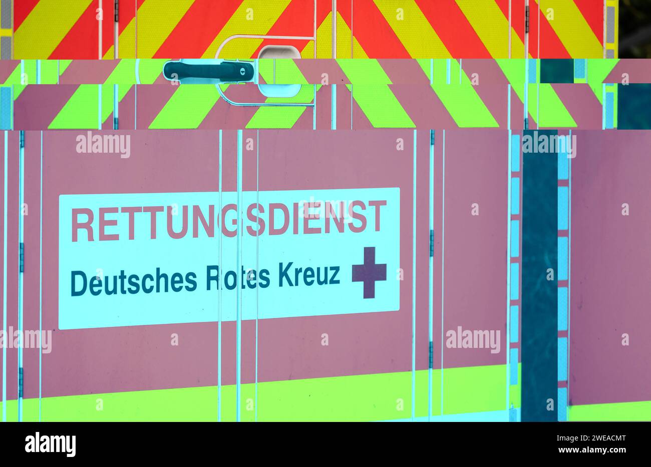 Der Schriftzug Deutsches Rotes Kreuz und Rettungsdienst ist auf einem