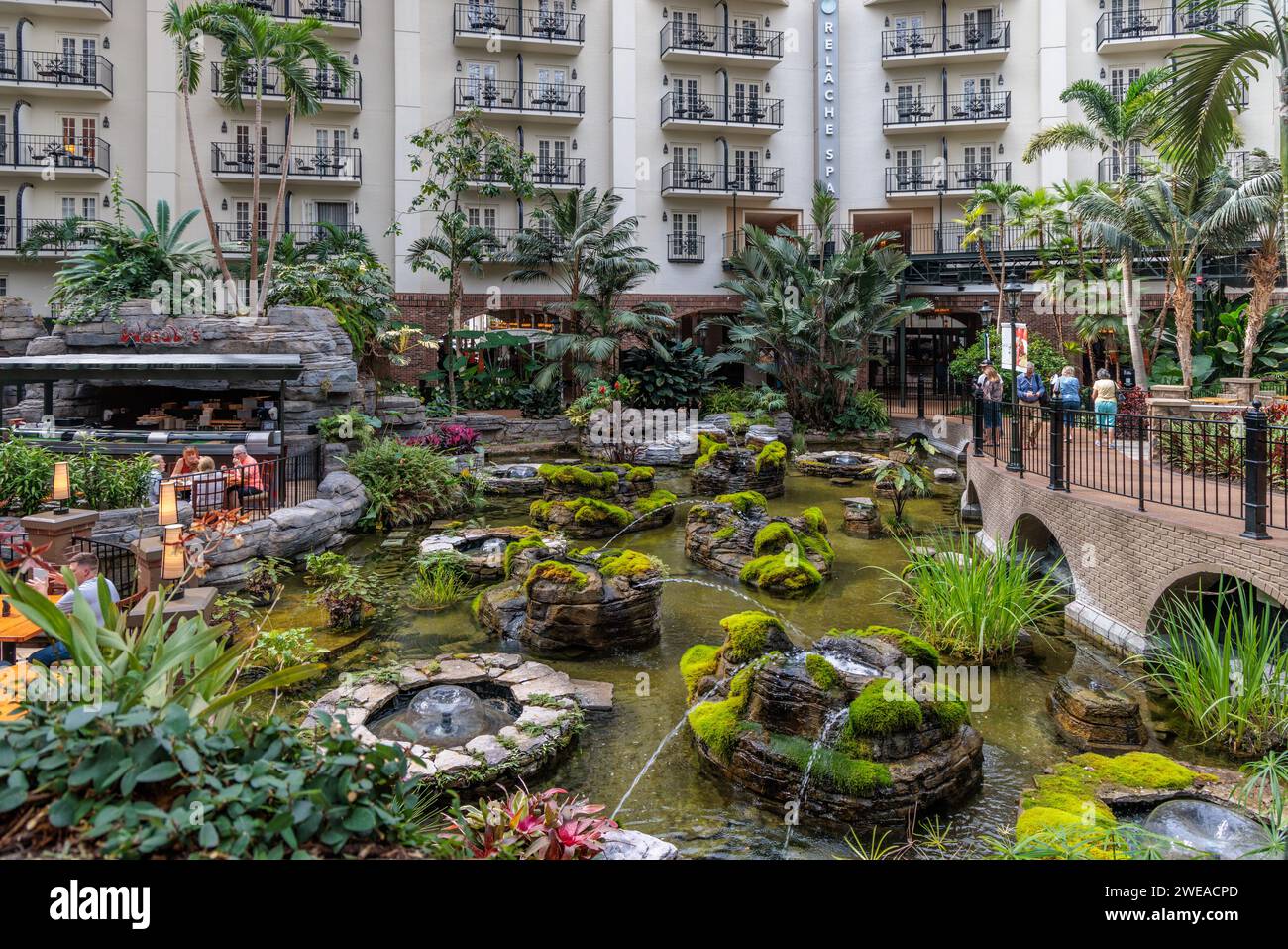 Guests dining at the Cascades American Cafe inside Gaylord Opryland ...