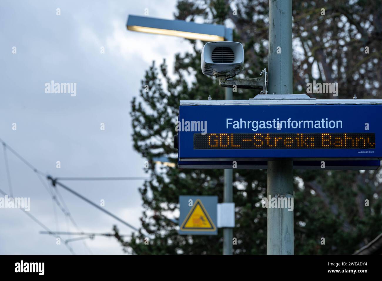 Umfangreicher Bahnstreik in Deutschland 24.01.2024, Selters: Symbolfoto, Illustrationsbild, Symbolbild, Illustrationsfoto Umfangreicher Bahnstreik in Deutschland: Vom 24. bis 39. Januar 2024 legt die Gewerkschaft Deutscher Lokomotivführer GDL den Güter- und Personenverkehr lahm. Die Gewerkschaft fordert bessere Arbeitsbedingungen und höhere Löhne für ihre Mitglieder. Dieser Streik betrifft zahlreiche Bahnverbindungen und führt zu erheblichen Beeinträchtigungen im Reise- und Gütertransport. Fahrgastinformation mit der Aufschrift GDL-Streik Selters Hessen Germany *** Extensive rail strike in Ger Stock Photo