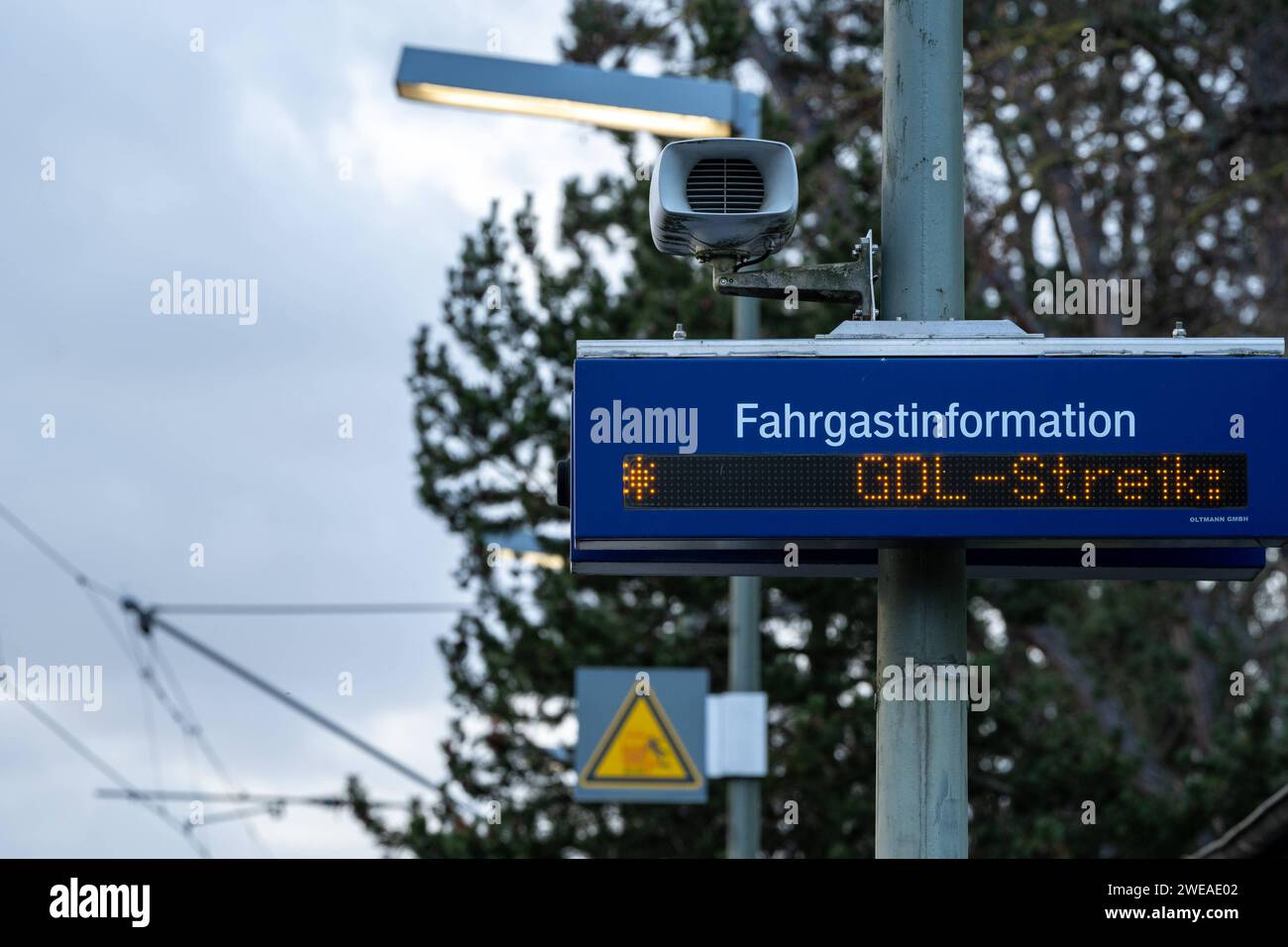 Umfangreicher Bahnstreik in Deutschland 24.01.2024, Selters: Symbolfoto, Illustrationsbild, Symbolbild, Illustrationsfoto Umfangreicher Bahnstreik in Deutschland: Vom 24. bis 39. Januar 2024 legt die Gewerkschaft Deutscher Lokomotivführer GDL den Güter- und Personenverkehr lahm. Die Gewerkschaft fordert bessere Arbeitsbedingungen und höhere Löhne für ihre Mitglieder. Dieser Streik betrifft zahlreiche Bahnverbindungen und führt zu erheblichen Beeinträchtigungen im Reise- und Gütertransport. Fahrgastinformation mit der Aufschrift GDL-Streik Selters Hessen Germany *** Extensive rail strike in Ger Stock Photo