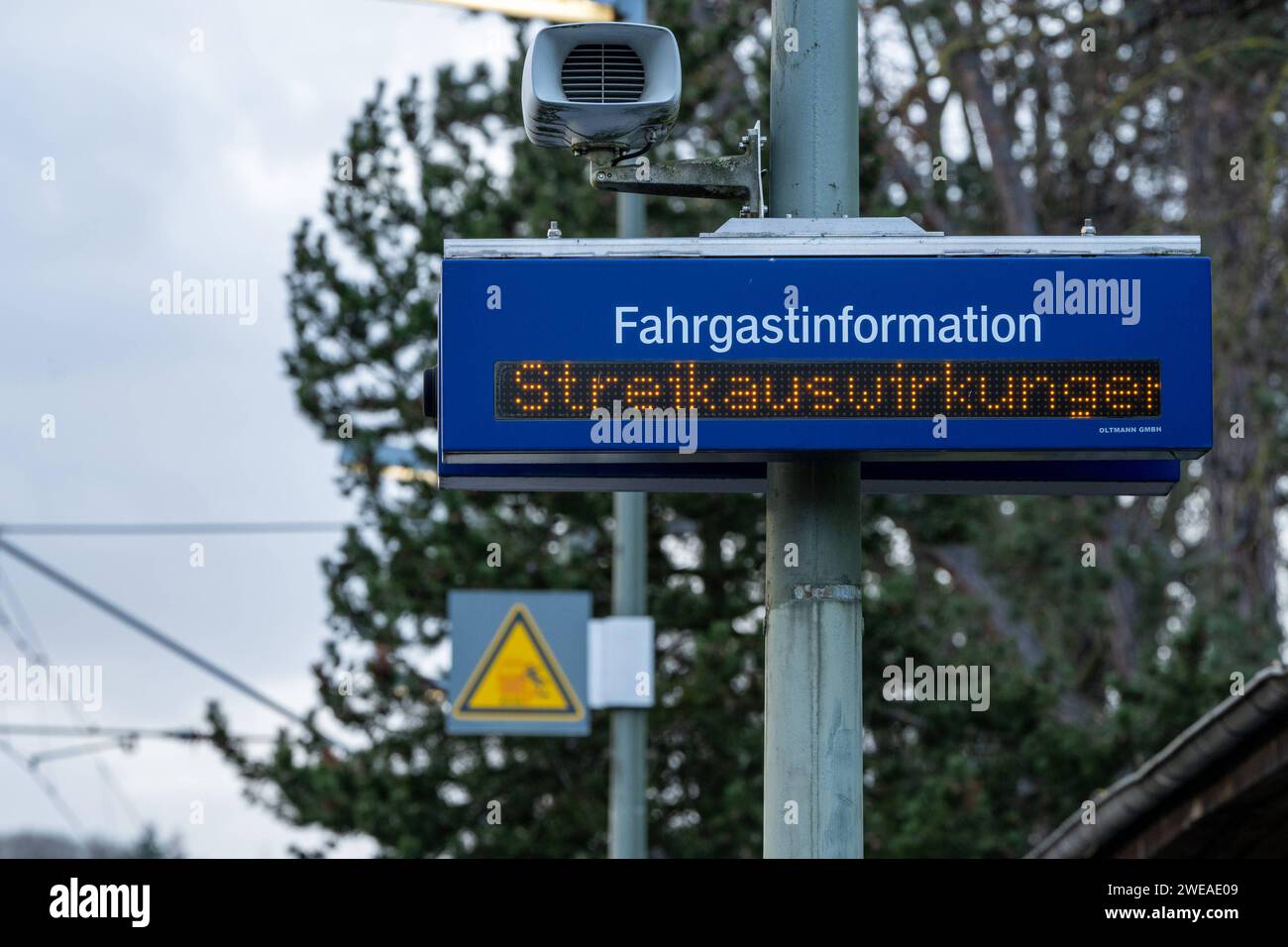 Umfangreicher Bahnstreik in Deutschland 24.01.2024, Selters: Symbolfoto, Illustrationsbild, Symbolbild, Illustrationsfoto Umfangreicher Bahnstreik in Deutschland: Vom 24. bis 39. Januar 2024 legt die Gewerkschaft Deutscher Lokomotivführer GDL den Güter- und Personenverkehr lahm. Die Gewerkschaft fordert bessere Arbeitsbedingungen und höhere Löhne für ihre Mitglieder. Dieser Streik betrifft zahlreiche Bahnverbindungen und führt zu erheblichen Beeinträchtigungen im Reise- und Gütertransport. Fahrgastinformation mit der Aufschrift Streikauswirkung Selters Hessen Germany *** Extensive rail strike Stock Photo