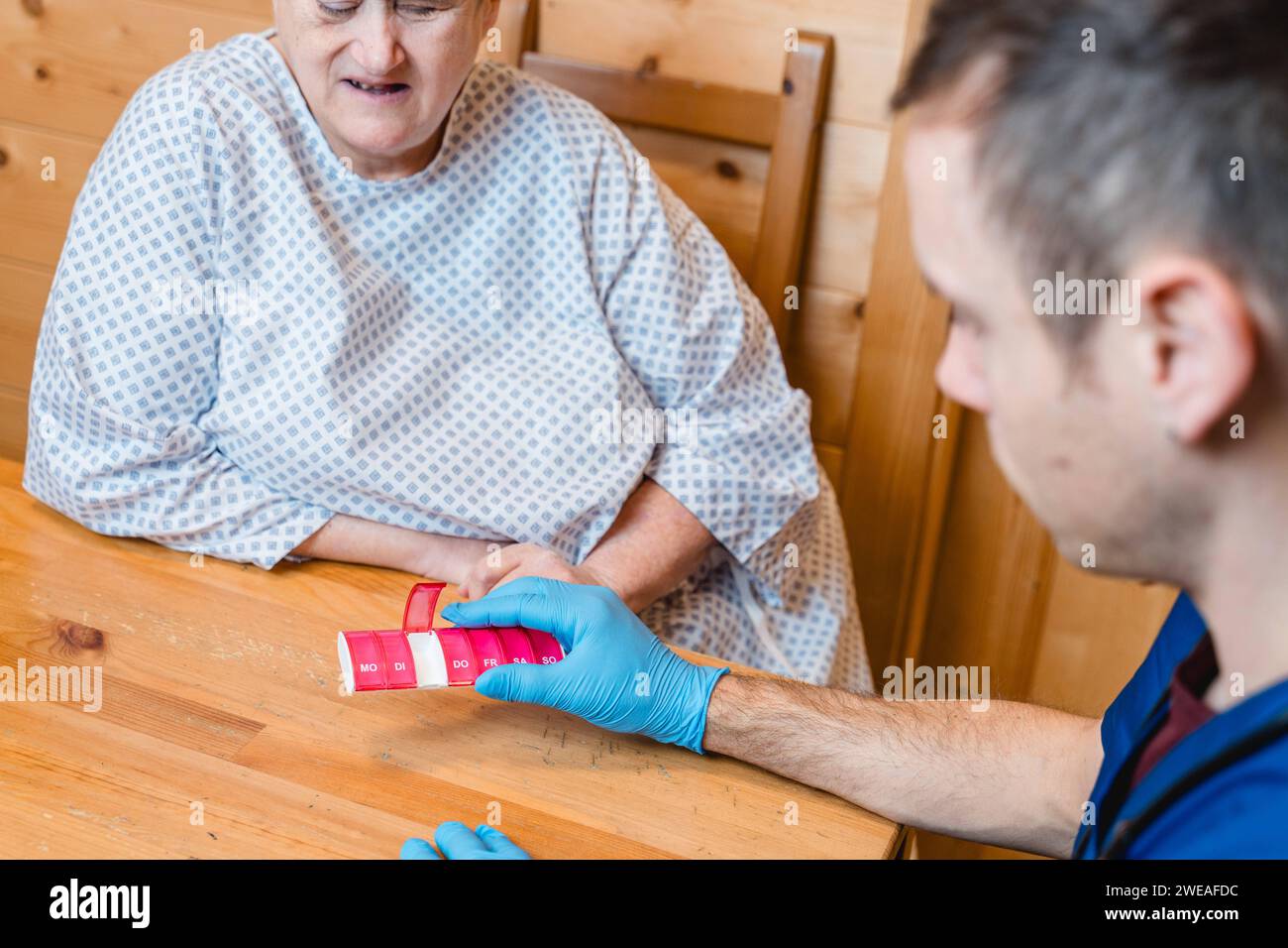 13 November 2022: Nursing service helps a woman to dose her medication during home care *** Pflegedienst hilft einer Frau bei der häuslichen Pflege die Medikamente zu Dosieren Stock Photo