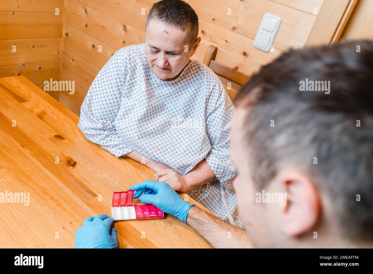 13 November 2022: Nursing service helps a woman to dose her medication during home care *** Pflegedienst hilft einer Frau bei der häuslichen Pflege die Medikamente zu Dosieren Stock Photo