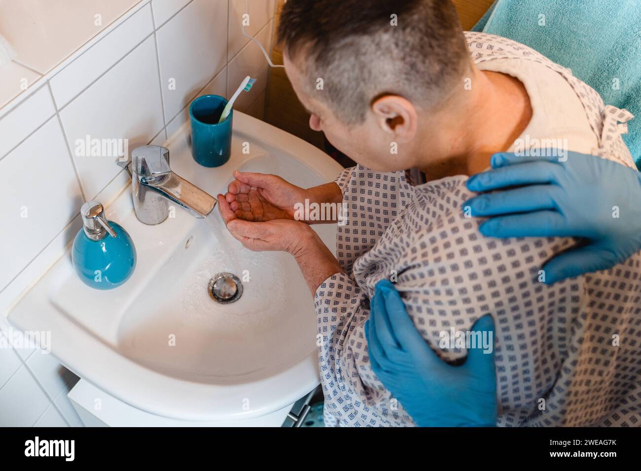 13 November 2022: Nursing service helps a woman in need of care with her personal hygiene in the bathroom *** Pflegedienst hilft einer Pflegebedürftigen Frau im Badezimmer bei der Körperhygiene Stock Photo