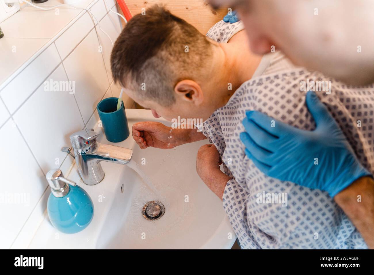 13 November 2022: Nursing service helps a woman in need of care with her personal hygiene in the bathroom *** Pflegedienst hilft einer Pflegebedürftigen Frau im Badezimmer bei der Körperhygiene Stock Photo