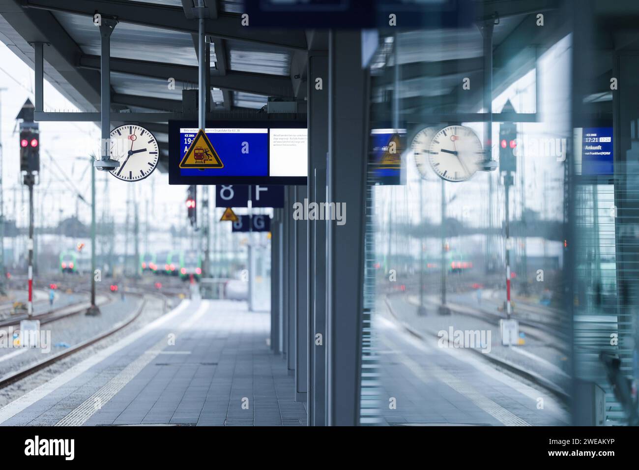 Leerer bahnsteig hires stock photography and images Alamy
