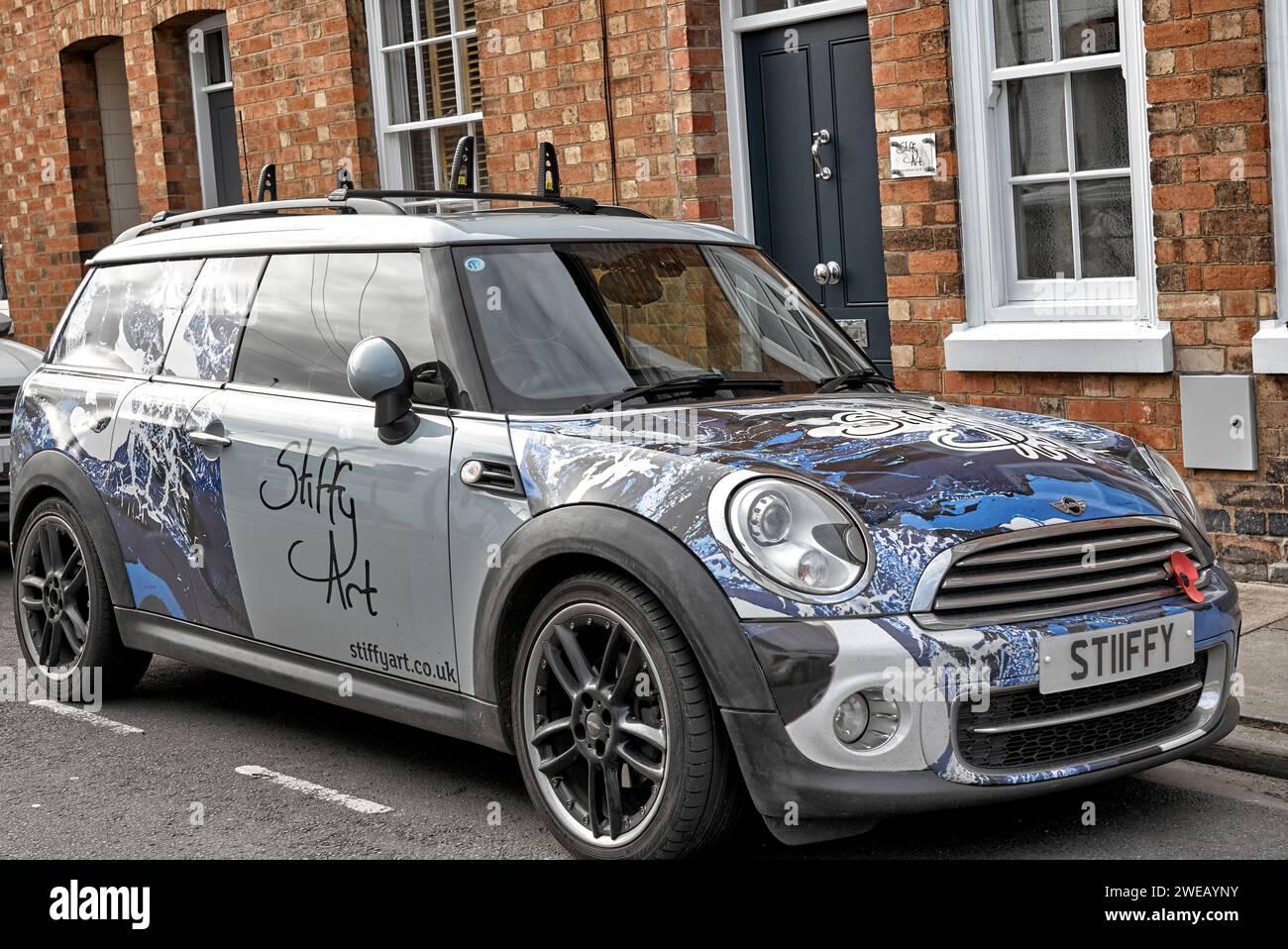 personalised-number-plate-uk-stiiffy-doubling-as-promotion-for-art