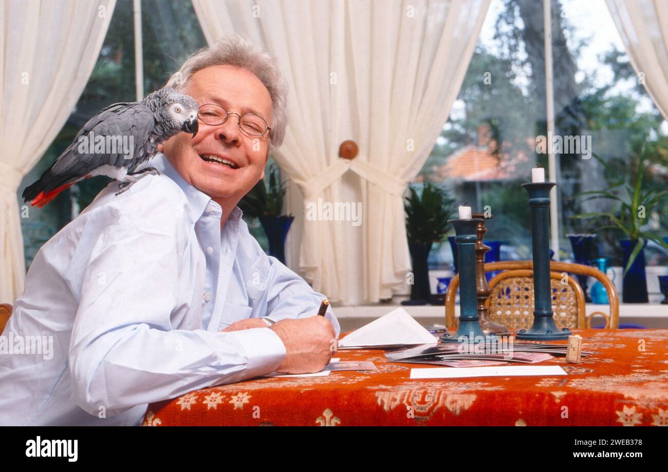 Sänger und Komponist Jürgen Walter mit seinem Graupapagei beim Unterschreiben von Autogrammen, Deutschland 1995 Stock Photo