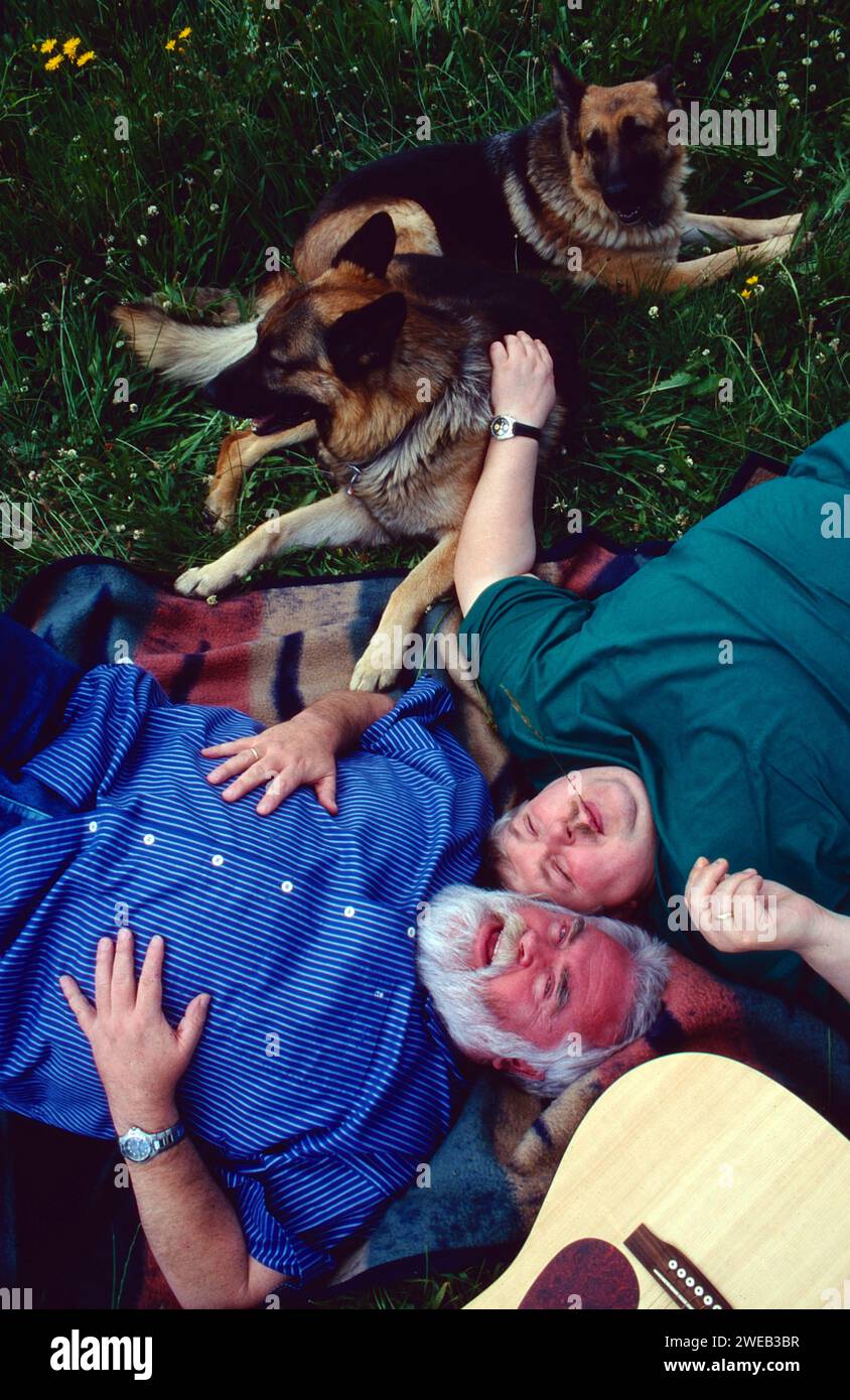 das Schlagerduo 'Wildecker Herzbuben' und ihre Hunde auf einer Blumenwiese liegend, Deutschland 2000 Stock Photo