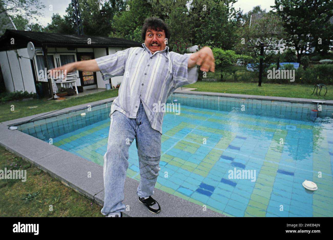 Achim Mentzel, deutscher Musiker und Fernsehmoderator, tobt am Swimmingpool in seinem Heimatrevier im Spreewald, Deutschland um 1999. Stock Photo