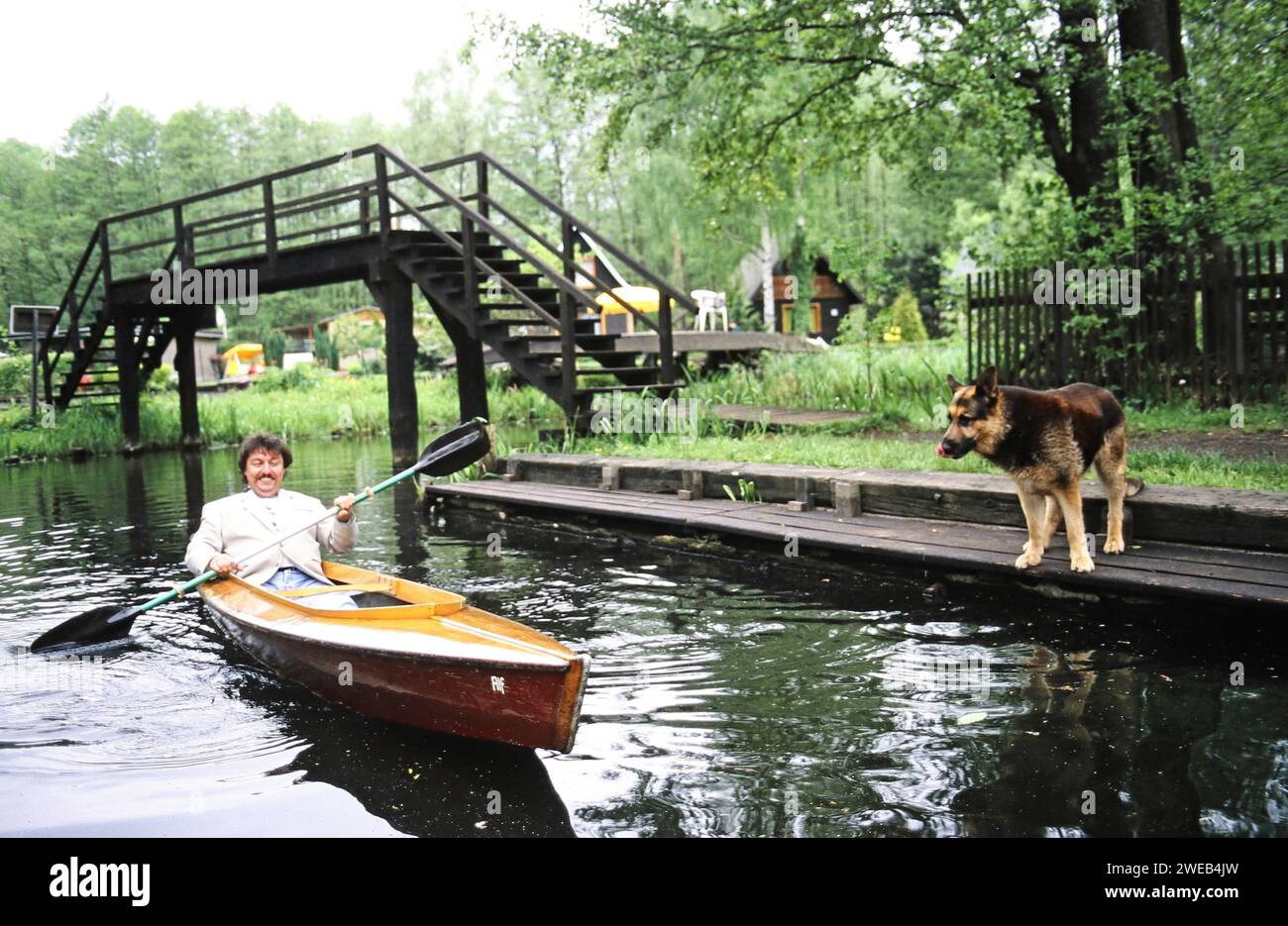 Achim Mentzel, deutscher Musiker und Fernsehmoderator, beim Paddeln in seinem Heimatrevier im Spreewald, Deutschland um 1999. Stock Photo