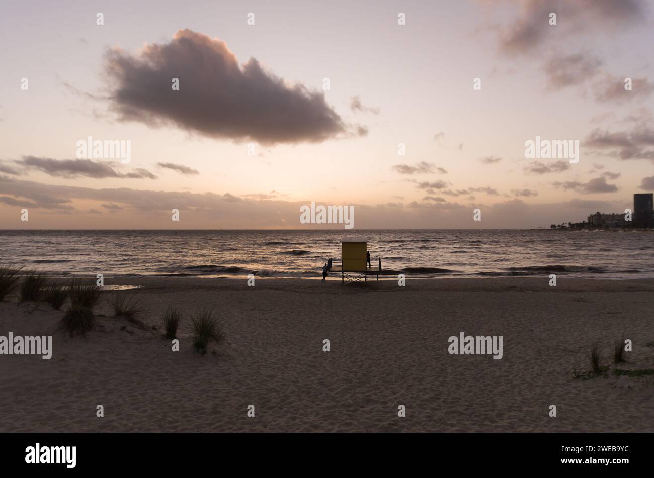 MONTEVIDEO, URUGUAY - Dezember 29, 2023: Beautiful sunset at Ramirez beach in Montevideo, Uruguay. Stock Photo