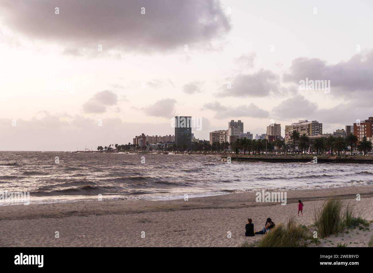 MONTEVIDEO, URUGUAY - Dezember 29, 2023: Beautiful sunset at Ramirez beach in Montevideo, Uruguay. Stock Photo