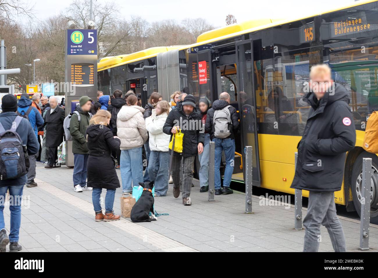 Öffentliche Verkehrsmittel Ein Linienbus befindet sich an einer