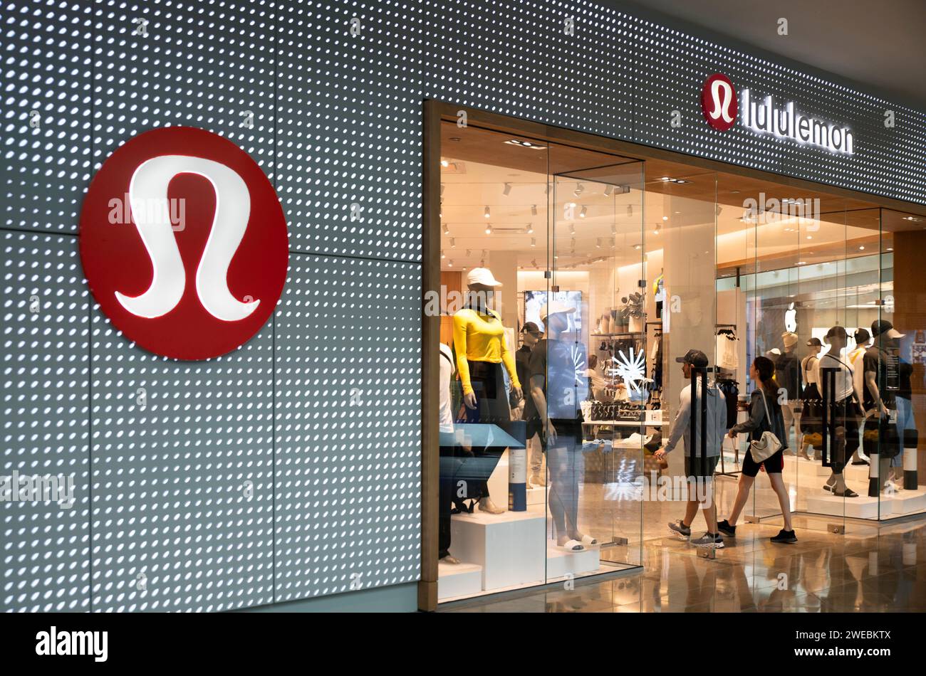 Lululemon and store hi-res stock photography and images - Alamy