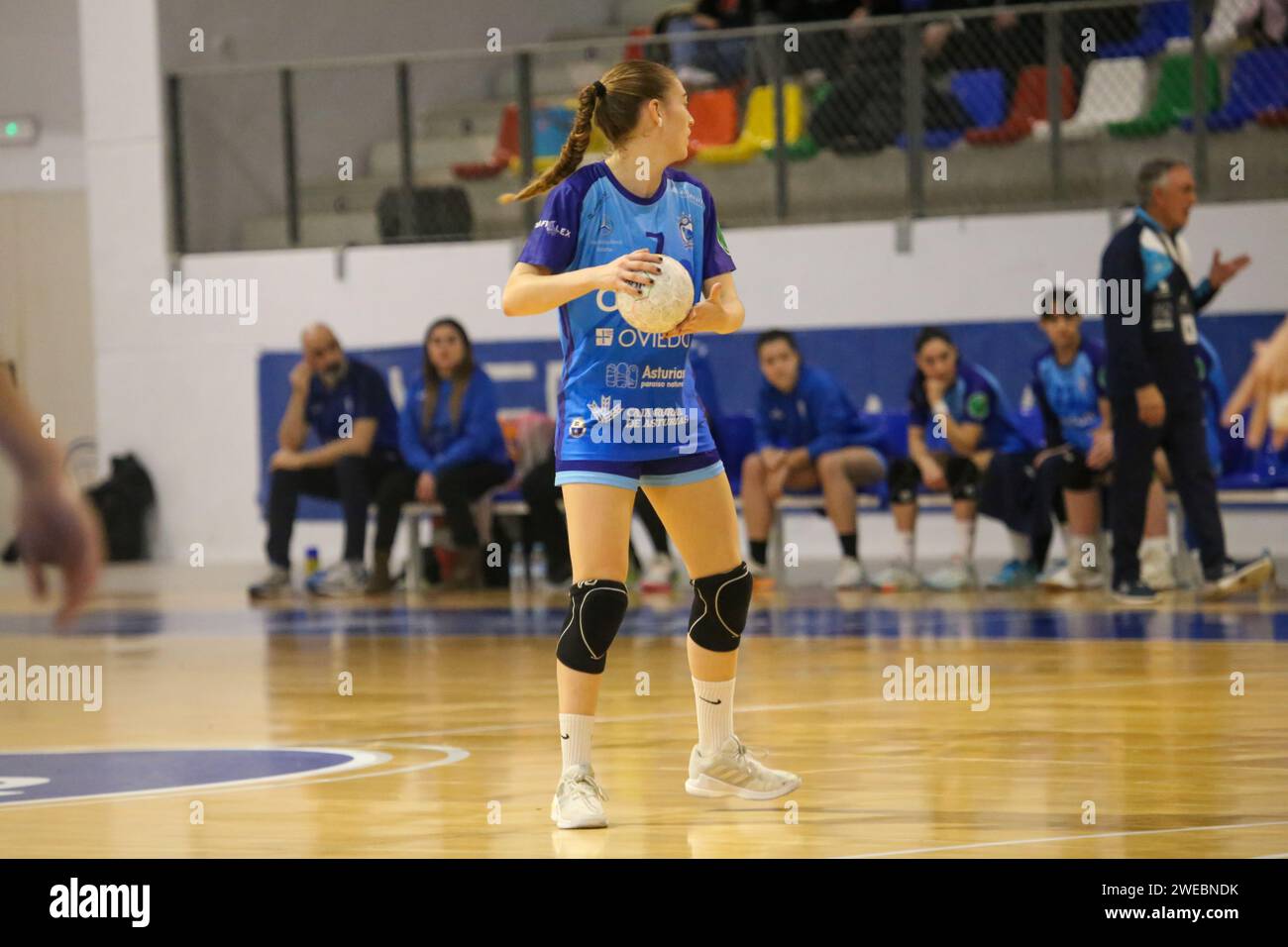 Oviedo, Spain. 23rd Jan, 2024. Lobas Global Atac Oviedo player, Miriam Cortina (7) with the ball during the Second phase of the XLV Copa de S.M. The Queen enters Lobas Global Atac Oviedo and Atticgo BM. Elche, on January 23, 2024, at the Florida Arena Municipal Sports Center, in Oviedo, Spain. (Photo by Alberto Brevers/Pacific Press/Sipa USA) Credit: Sipa USA/Alamy Live News Stock Photo