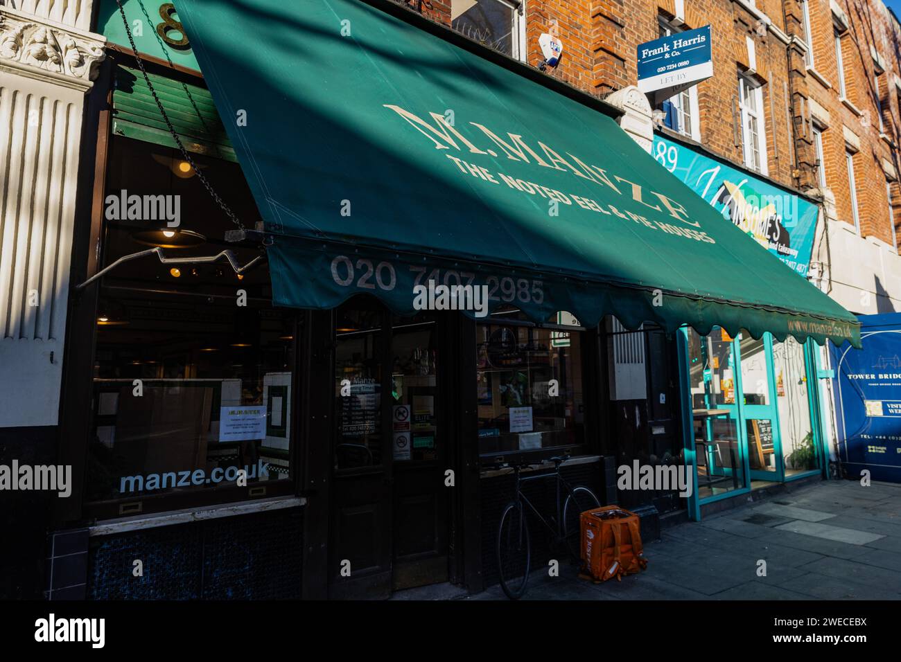 Mash tv exterior hires stock photography and images Alamy