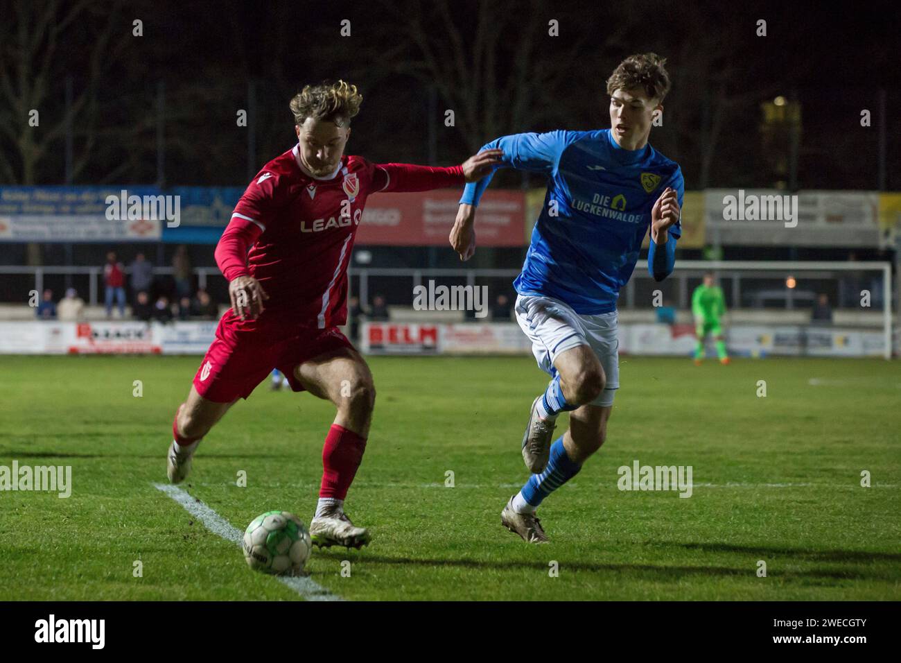 Luckenwalde, Deutschland. 24th Jan, 2024. Luckenwalde, Deutschland 24. Januar 2024: Regionalliga Nordost - 2023/2024 - FSV Luckenwalde vs. FC Energie Cottbus Im Bild: v. li. im Zweikampf Jonas Hofmann (Energie Cottbus) und Jonas B?hmert/Boehmert (FSV Luckenwalde) Credit: dpa/Alamy Live News Stock Photo