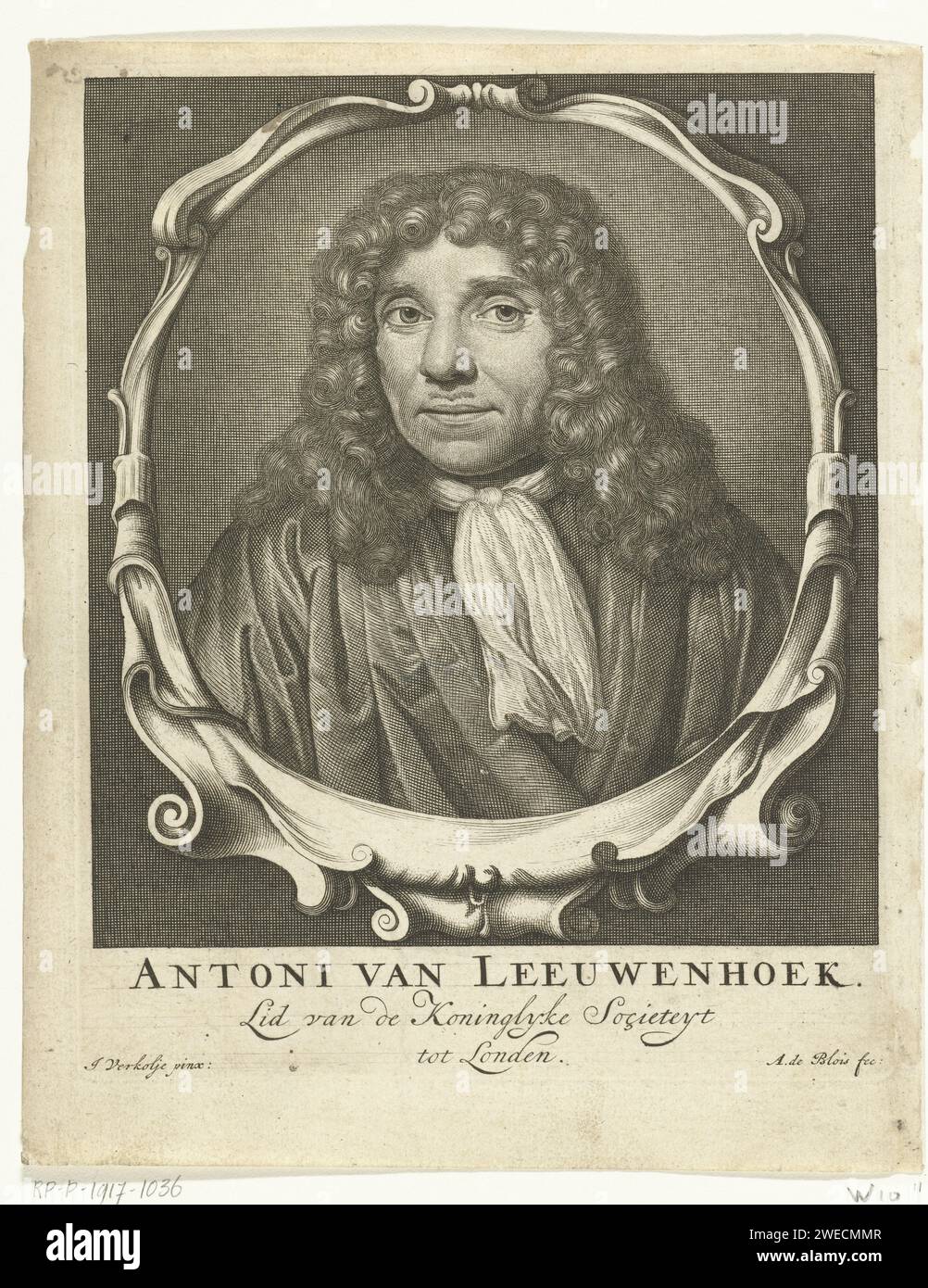 Portrait of Antonie van Leeuwenhoek, Abraham de Blois, after Jan Verkolje (I), c. 1679 - c. 1717 print Portrait of Antonie van Leeuwenhoek, bust in oval frame with lobe ornament. Amsterdam paper engraving Stock Photo