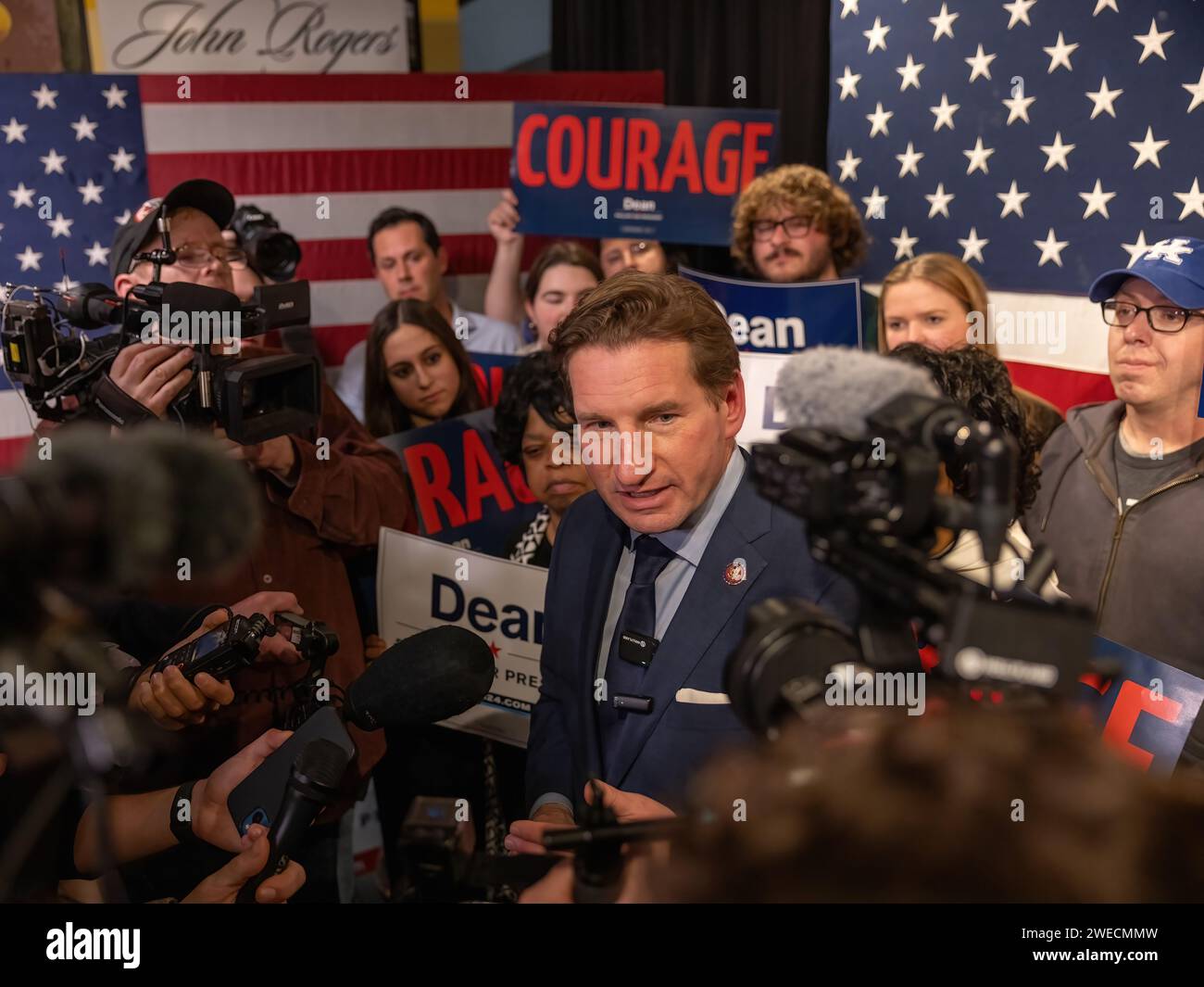 MANCHESTER, N.H. – January 23, 2024: Democratic presidential candidate Dean Phillips addresses journalists at a New Hampshire primary election party. Stock Photo