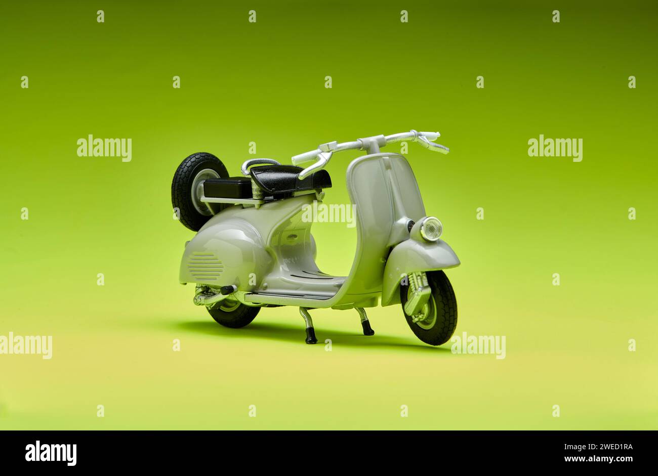 Red white green vespa scooter hi-res stock photography and images  display picture 1