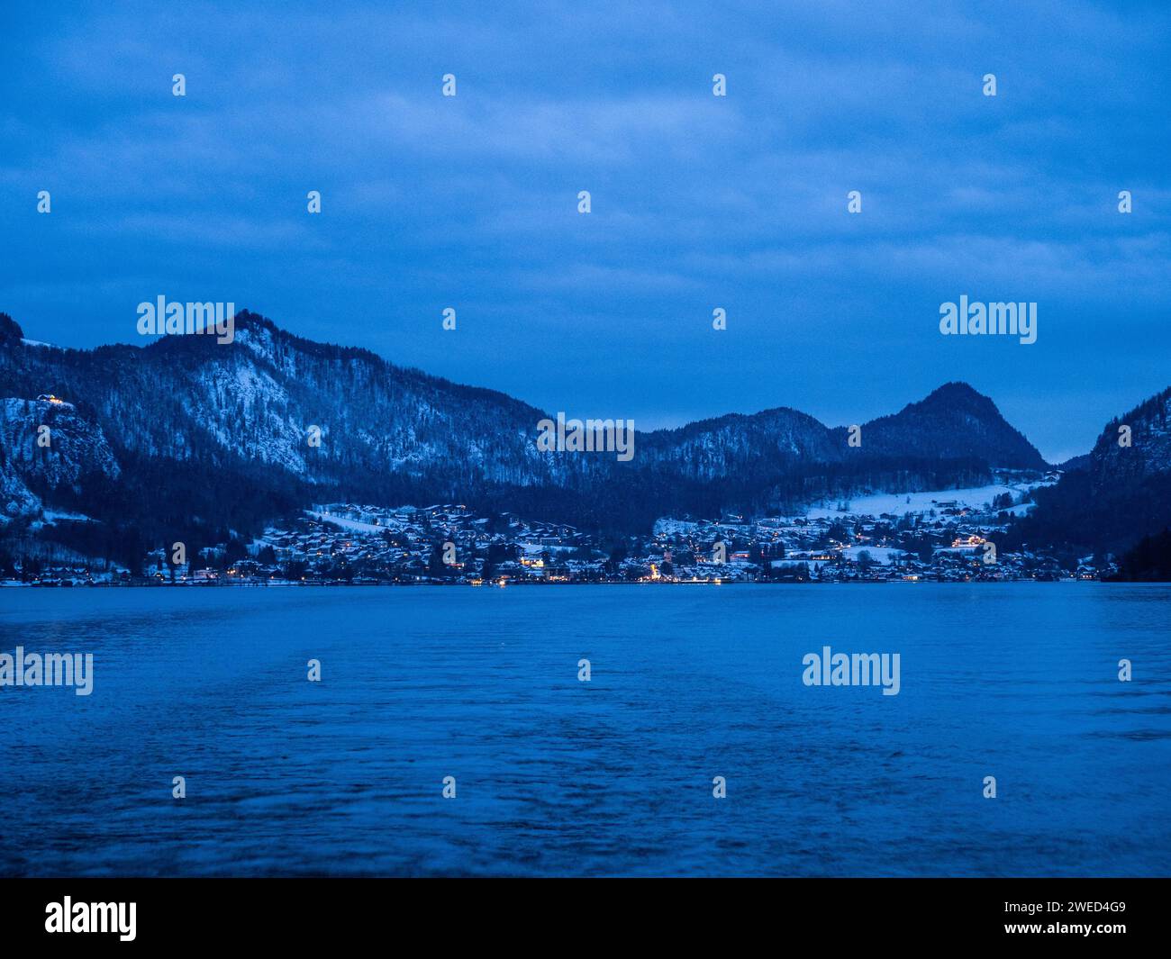 Winter mood, view over Lake Wolfgangsee, St. Gilgen am Wolfgangsee in ...