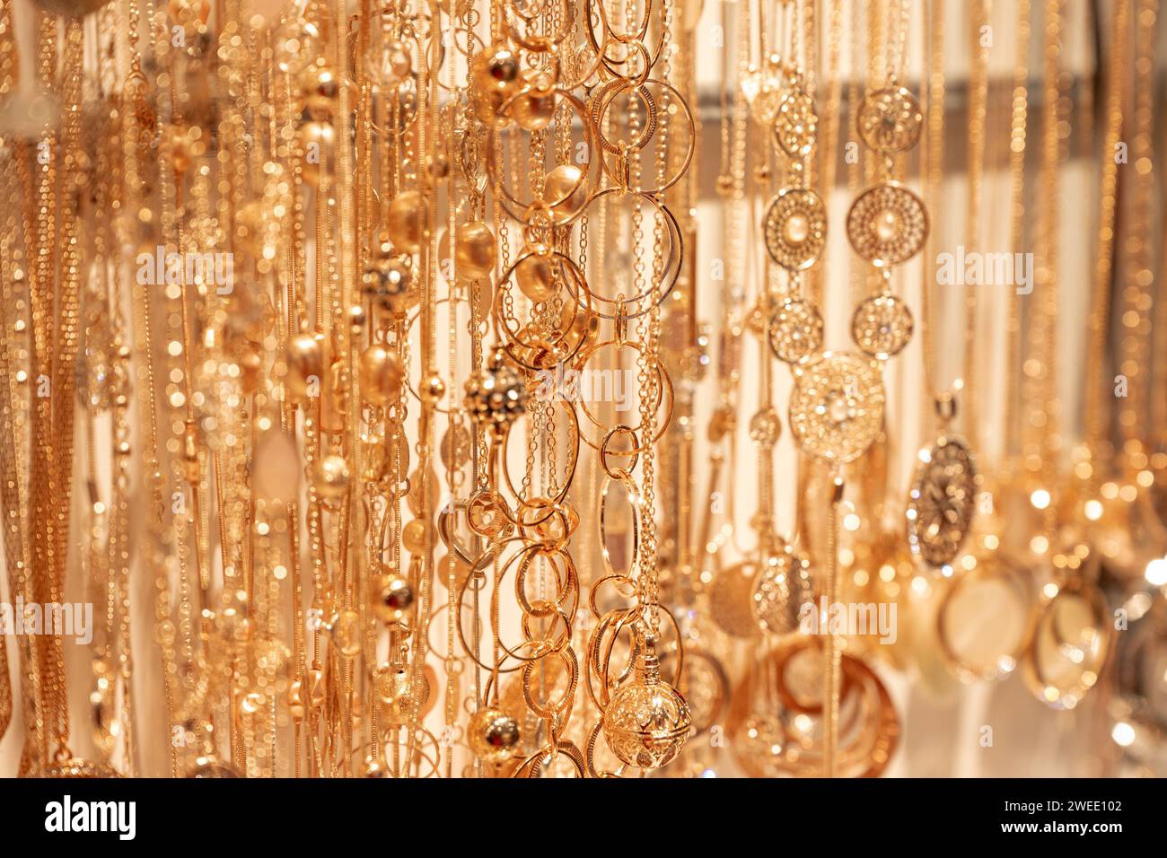 India gold jewelry shop hi-res stock photography and images - Alamy