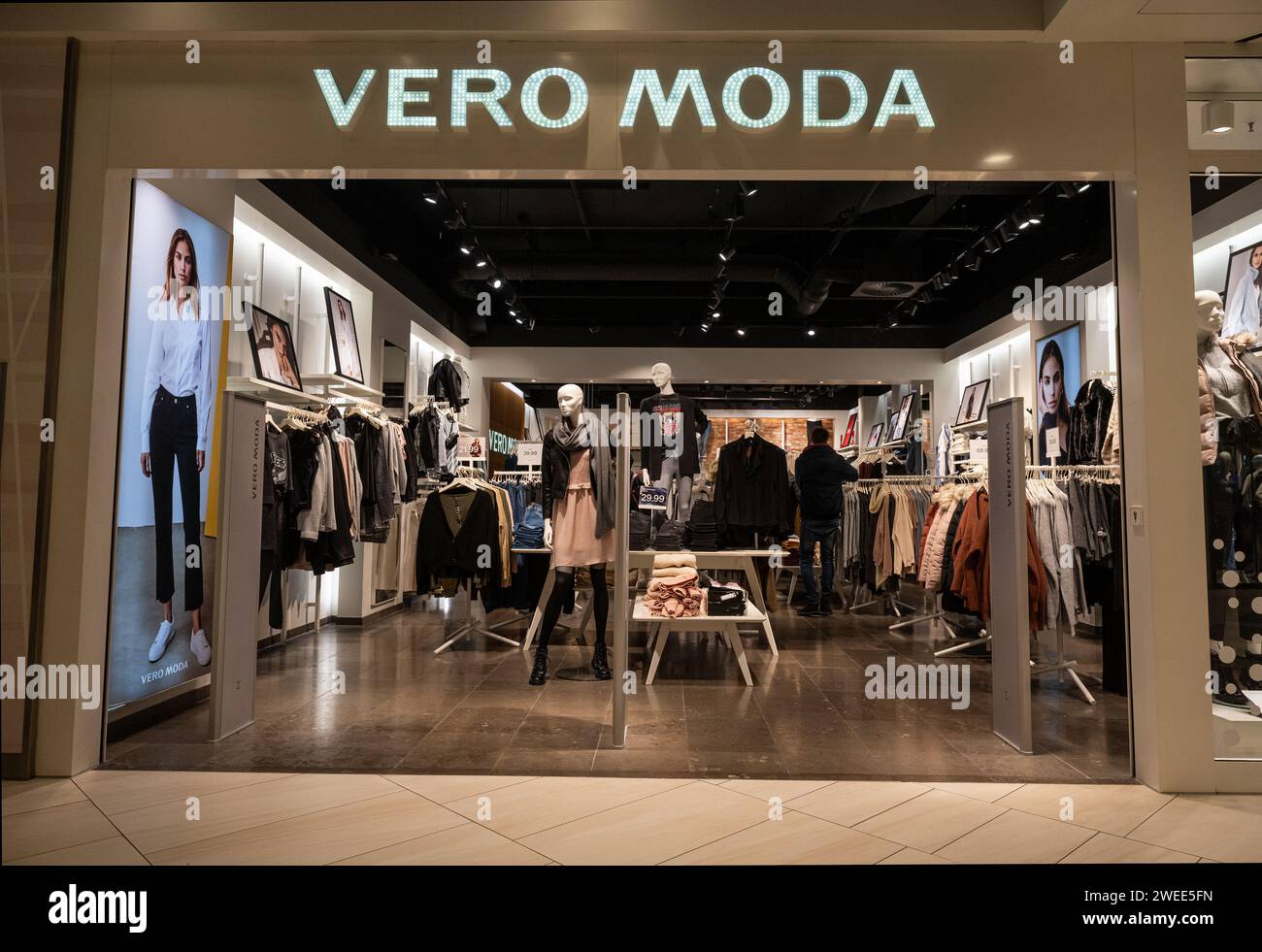 Vero moda hi-res stock photography and images - Alamy