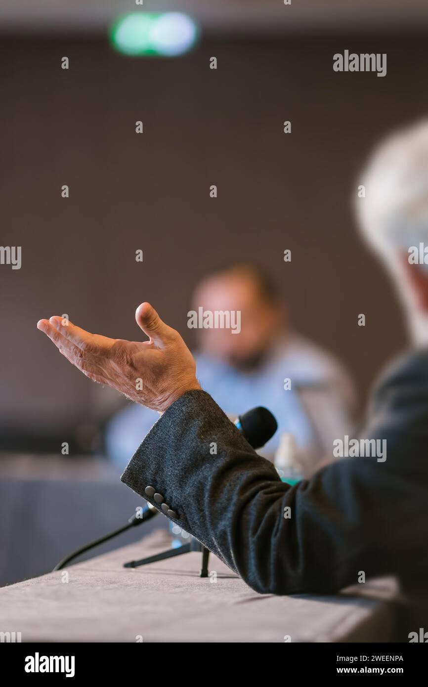 people debating at business presentation Stock Photo - Alamy