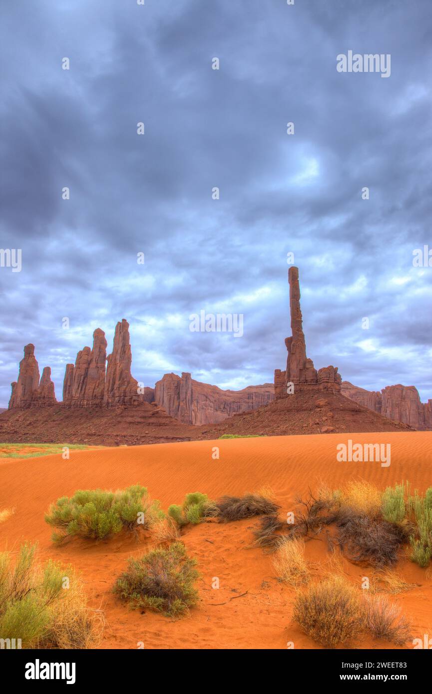 The Totem Pole & Yei Bi Chei on a cloudy day in the Monument Valley ...